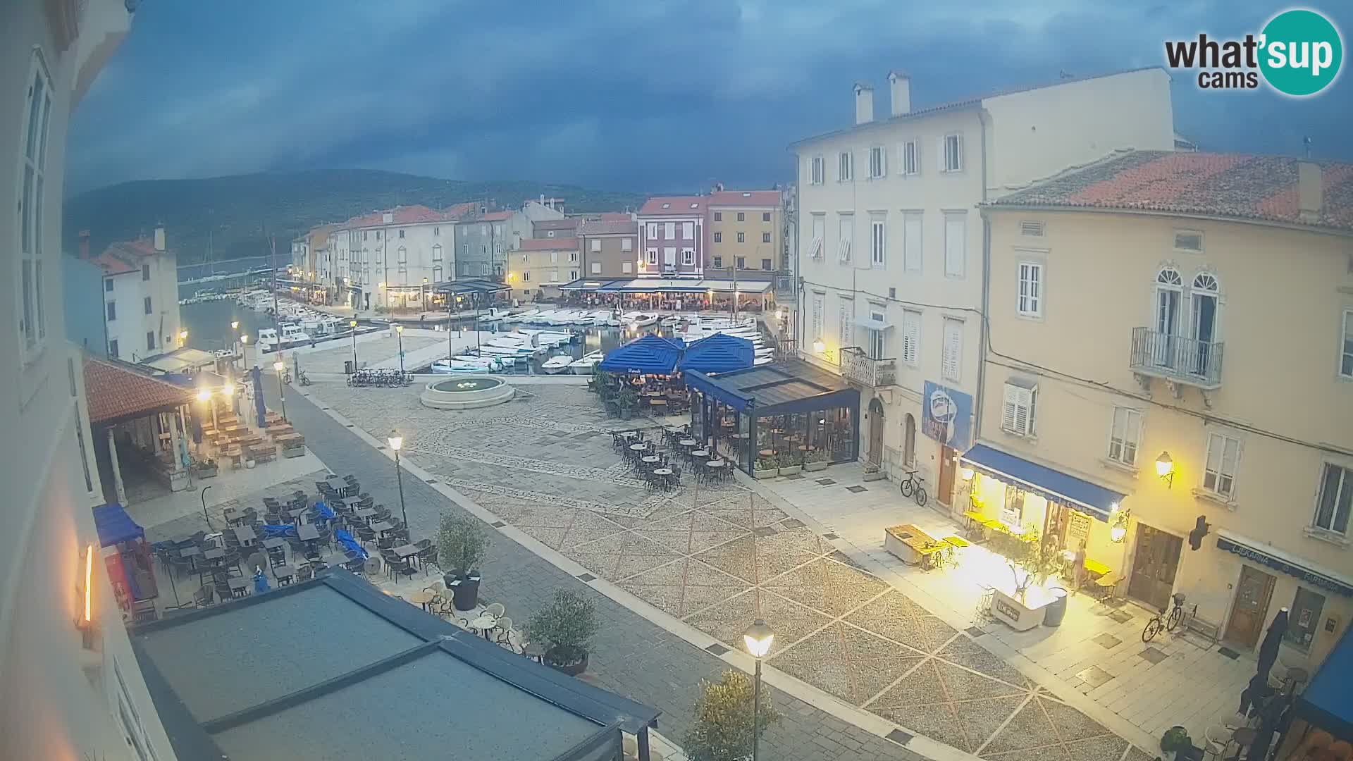 V ŽIVO spletna kamera Cres mesto – glavni trg in “mandrač” – otok Cres – Hrvaška