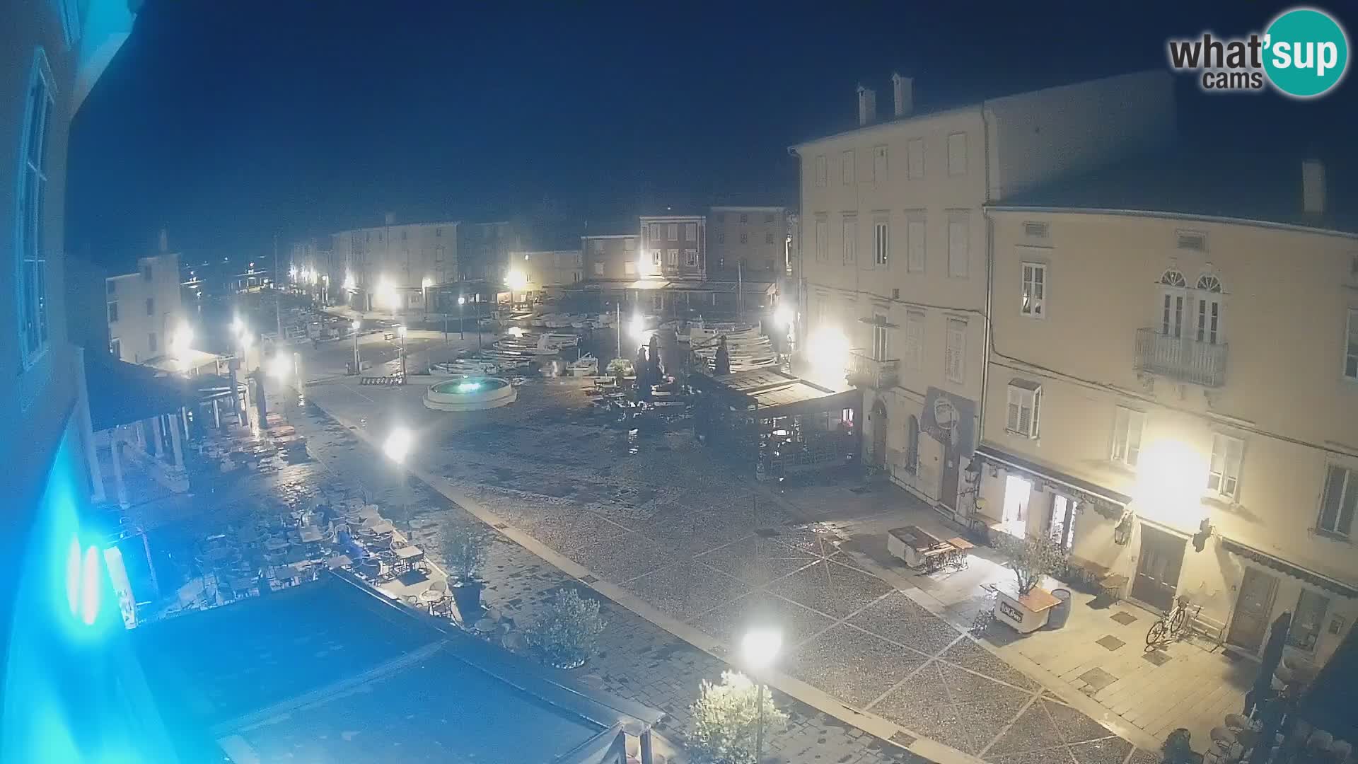 V ŽIVO spletna kamera Cres mesto – glavni trg in “mandrač” – otok Cres – Hrvaška
