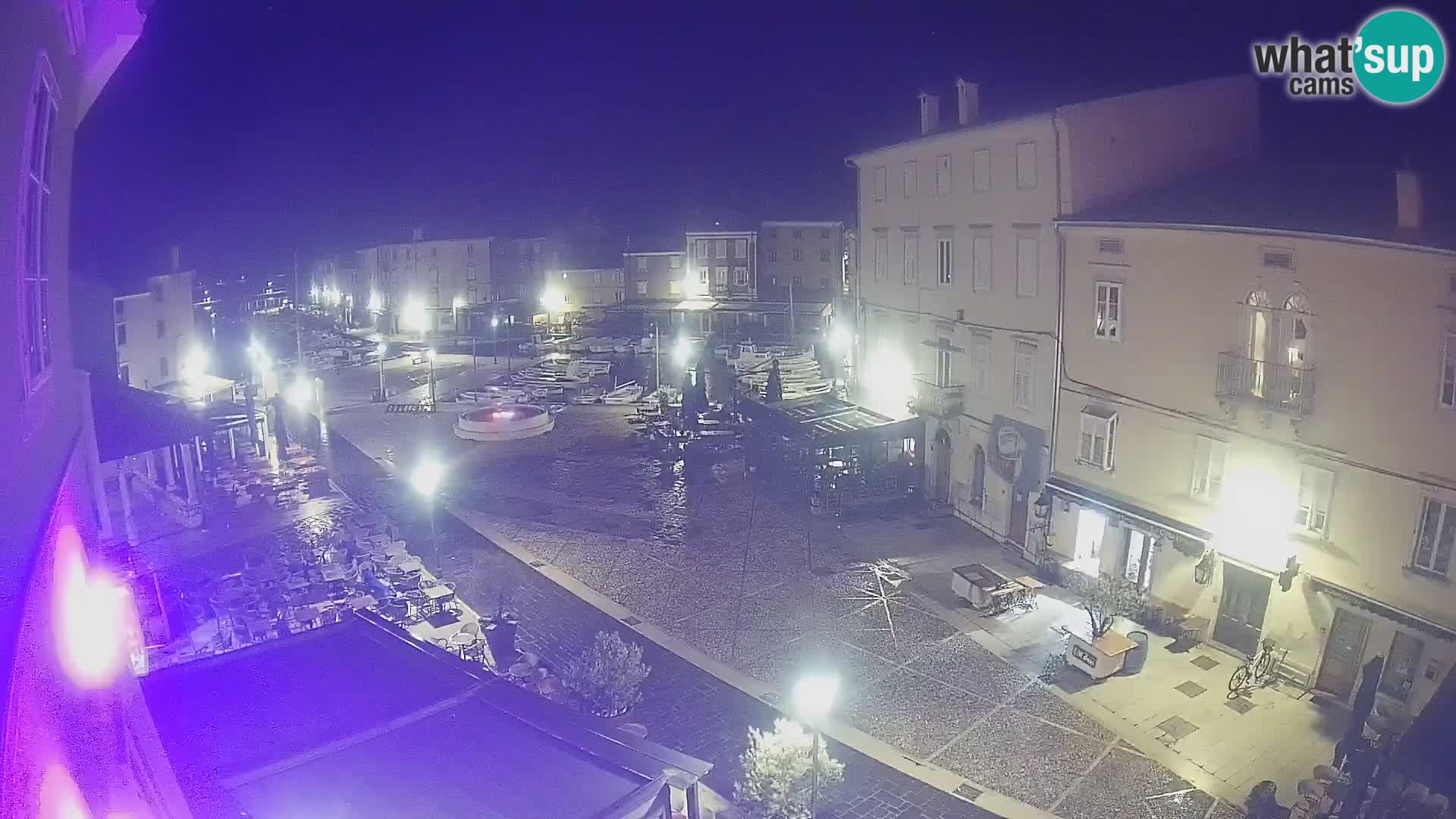 Web kamera Grad Cres – glavni trg i “mandrač” – otok Cres