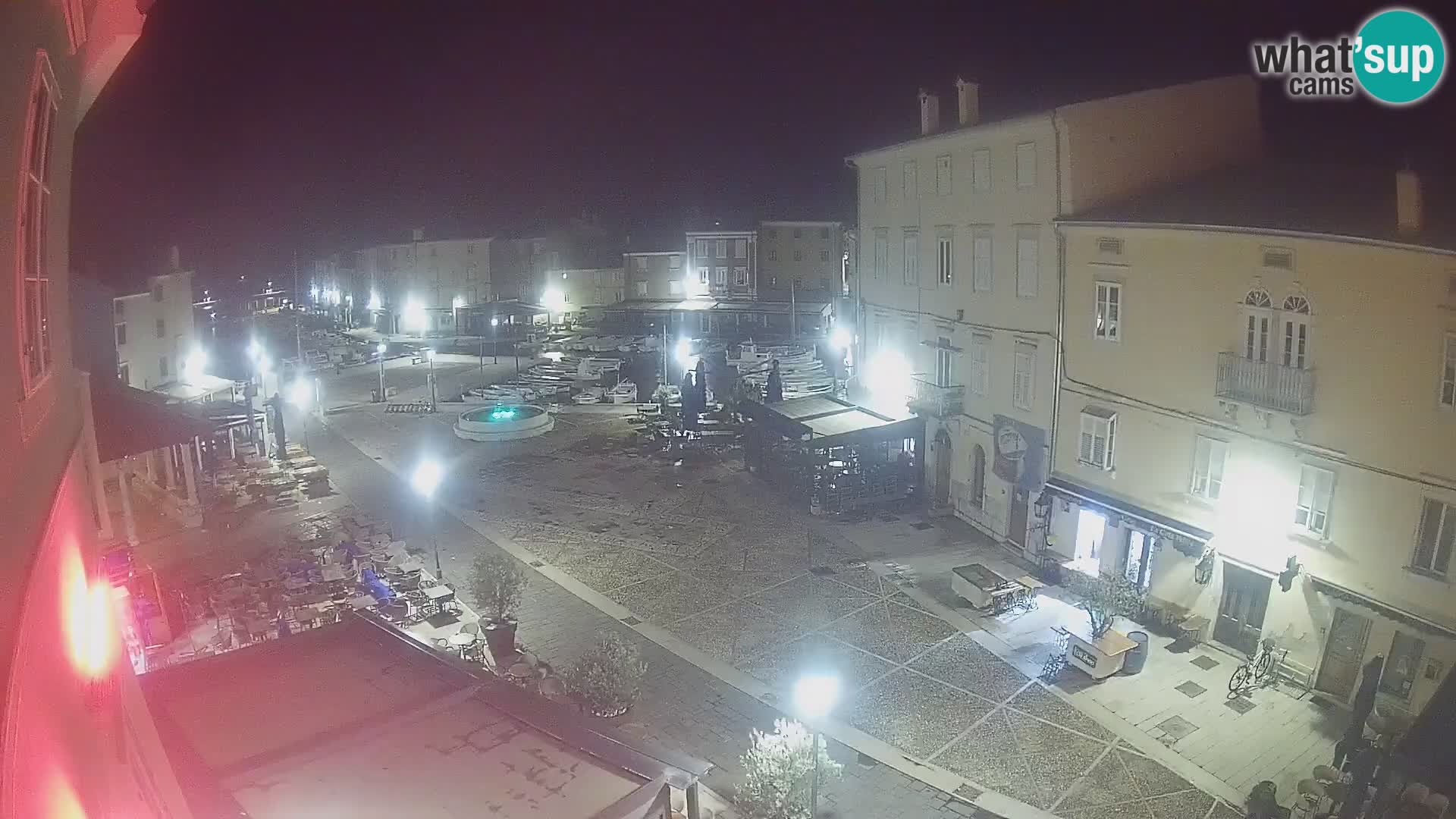 Web kamera Grad Cres – glavni trg i “mandrač” – otok Cres