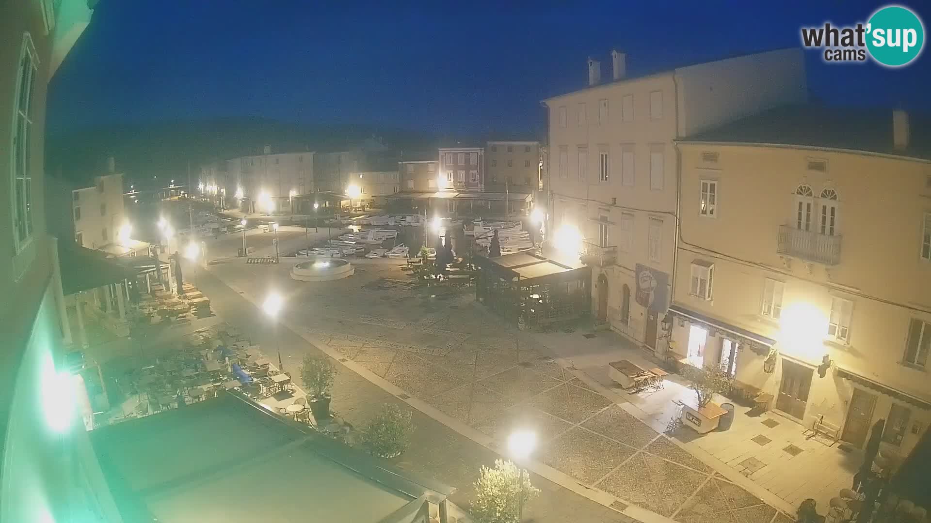 V ŽIVO spletna kamera Cres mesto – glavni trg in “mandrač” – otok Cres – Hrvaška