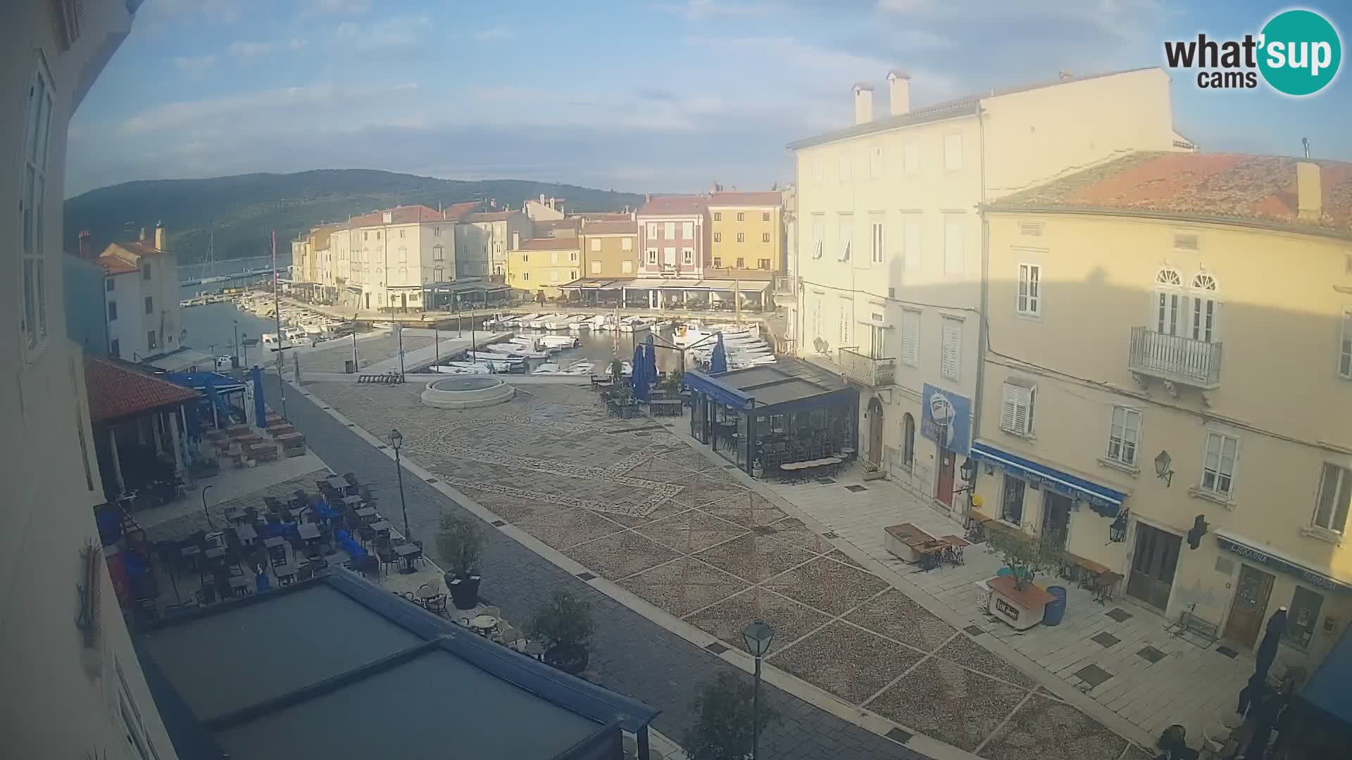 Web kamera Grad Cres – glavni trg i “mandrač” – otok Cres