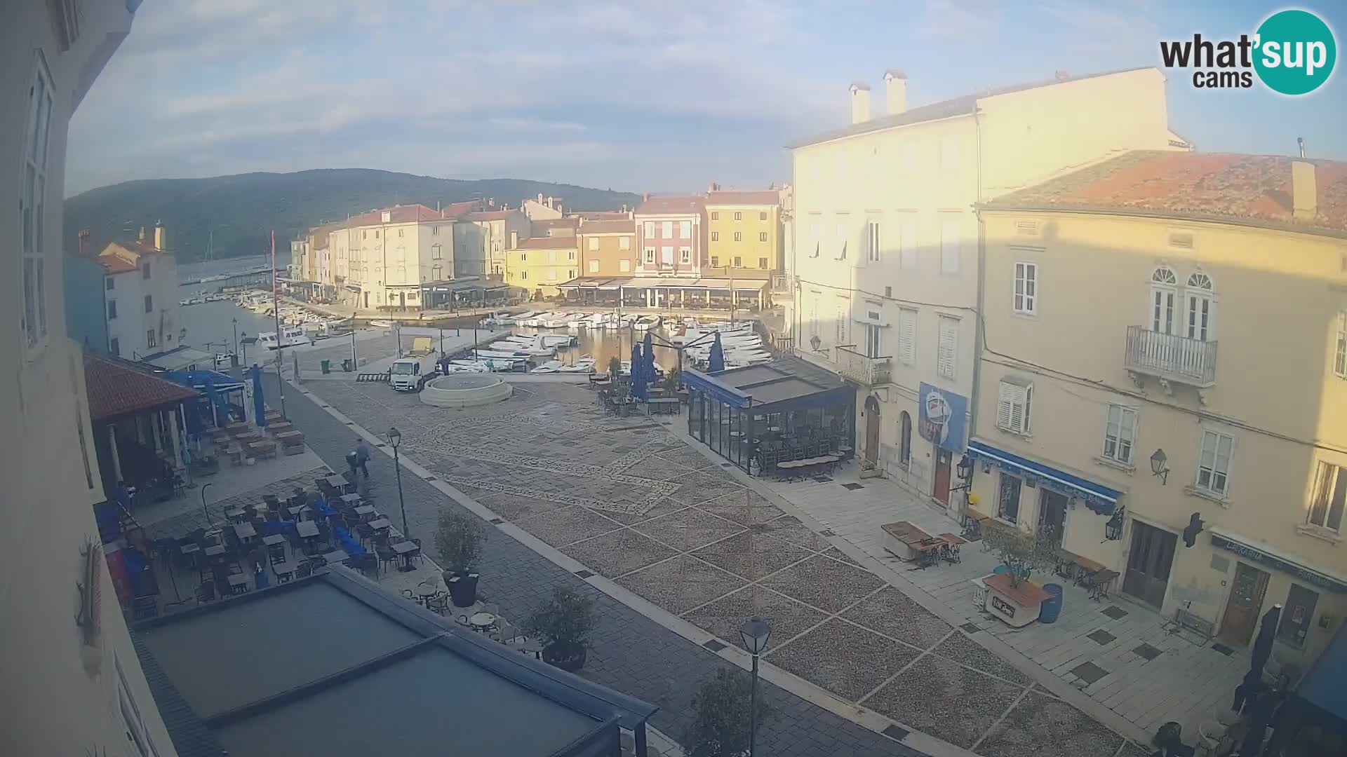 Kamera v ŽIVO Cres mesto – glavni trg in “mandrač” – otok Cres – Hrvaška