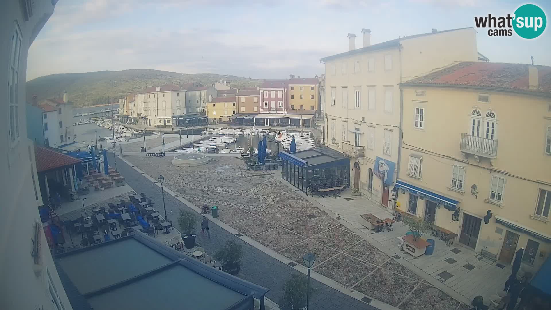 Kamera v ŽIVO Cres mesto – glavni trg in “mandrač” – otok Cres – Hrvaška