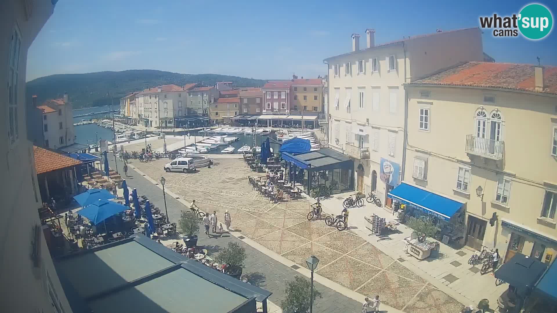 V ŽIVO spletna kamera Cres mesto – glavni trg in “mandrač” – otok Cres – Hrvaška