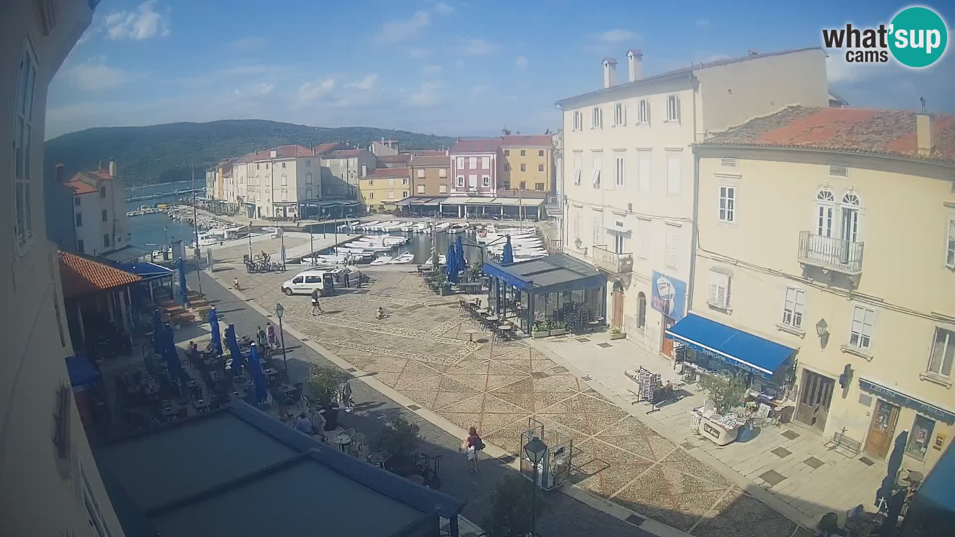 Kamera v ŽIVO Cres mesto – glavni trg in “mandrač” – otok Cres – Hrvaška