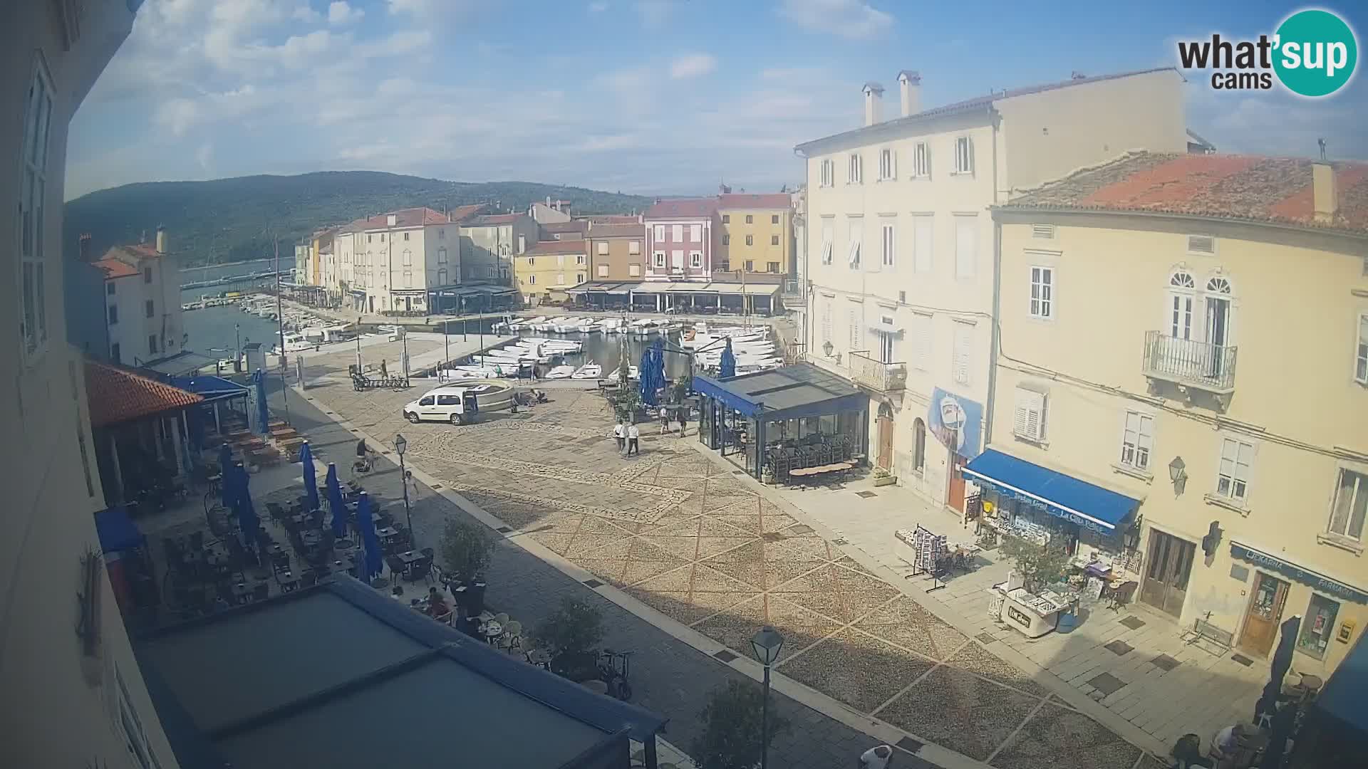 Kamera v ŽIVO Cres mesto – glavni trg in “mandrač” – otok Cres – Hrvaška