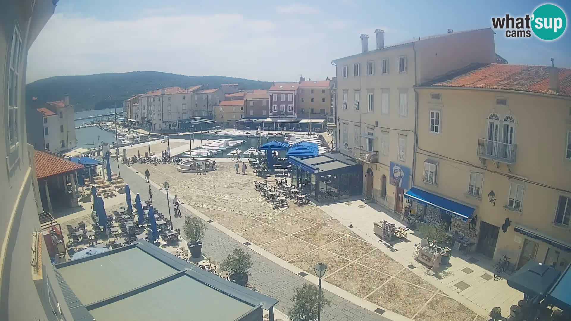 V ŽIVO spletna kamera Cres mesto – glavni trg in “mandrač” – otok Cres – Hrvaška