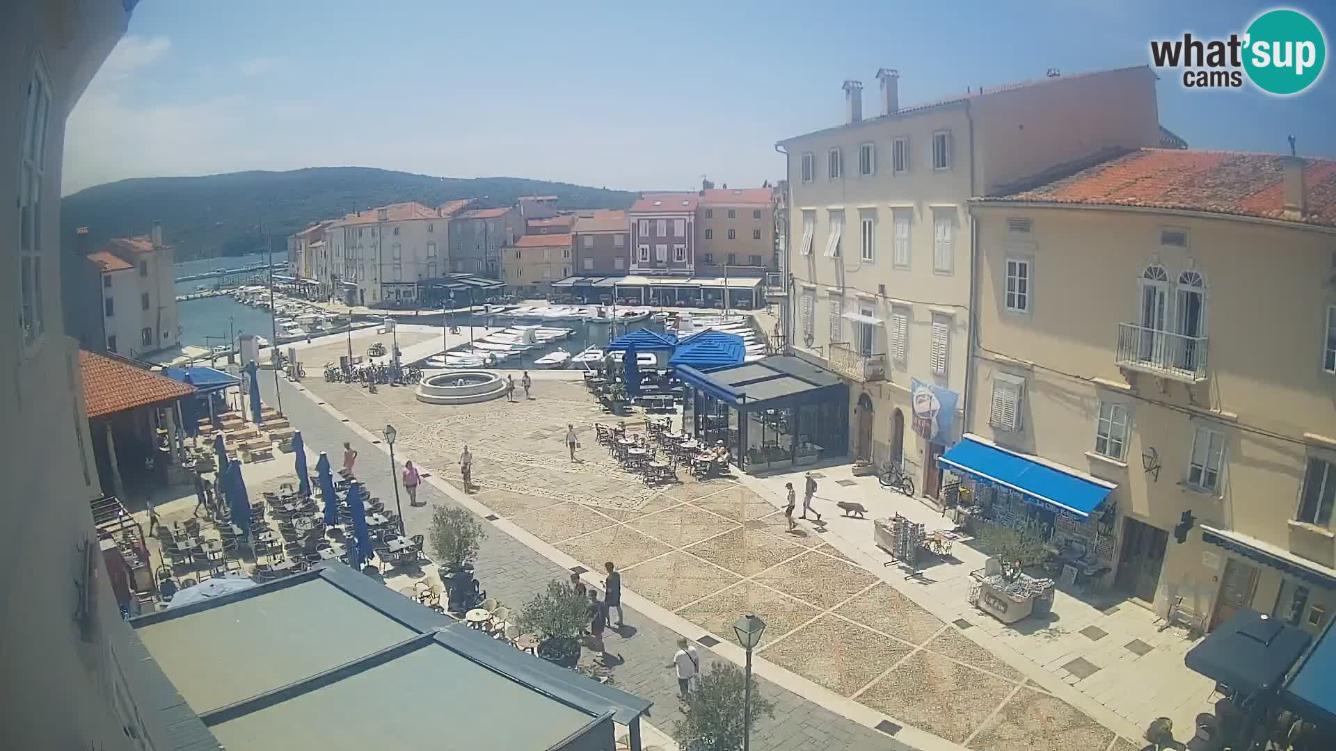 Kamera v ŽIVO Cres mesto – glavni trg in “mandrač” – otok Cres – Hrvaška