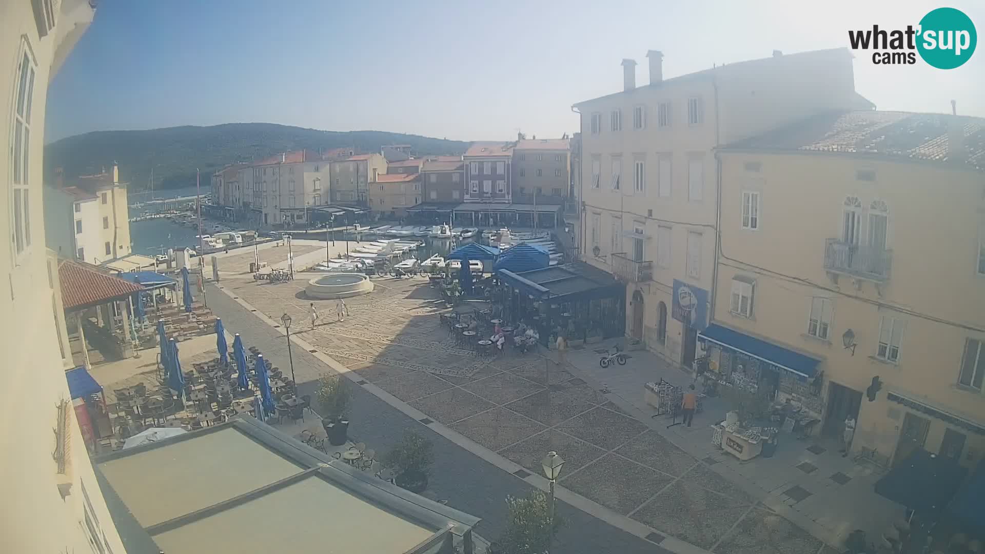 Kamera v ŽIVO Cres mesto – glavni trg in “mandrač” – otok Cres – Hrvaška