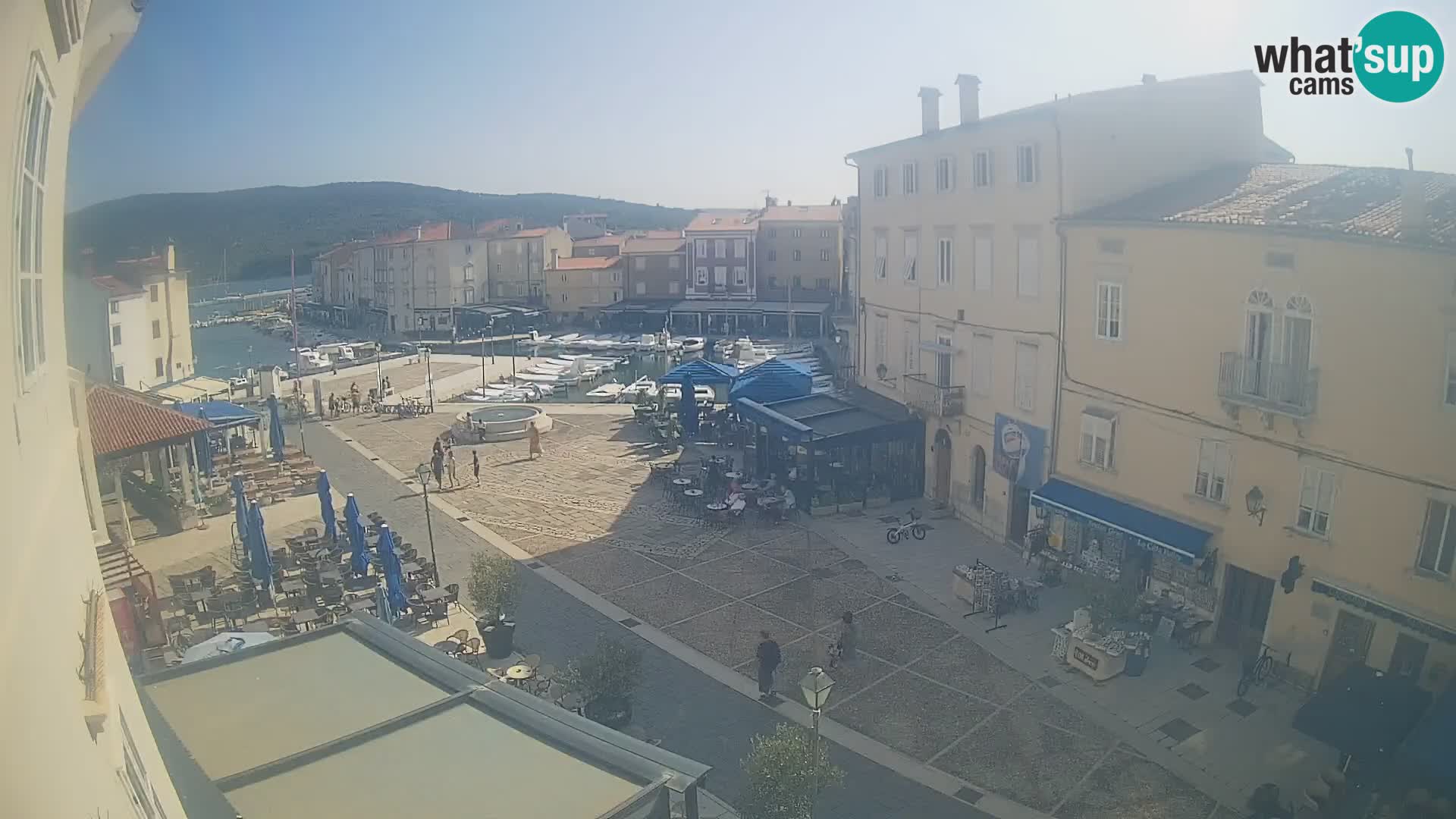 Kamera v ŽIVO Cres mesto – glavni trg in “mandrač” – otok Cres – Hrvaška