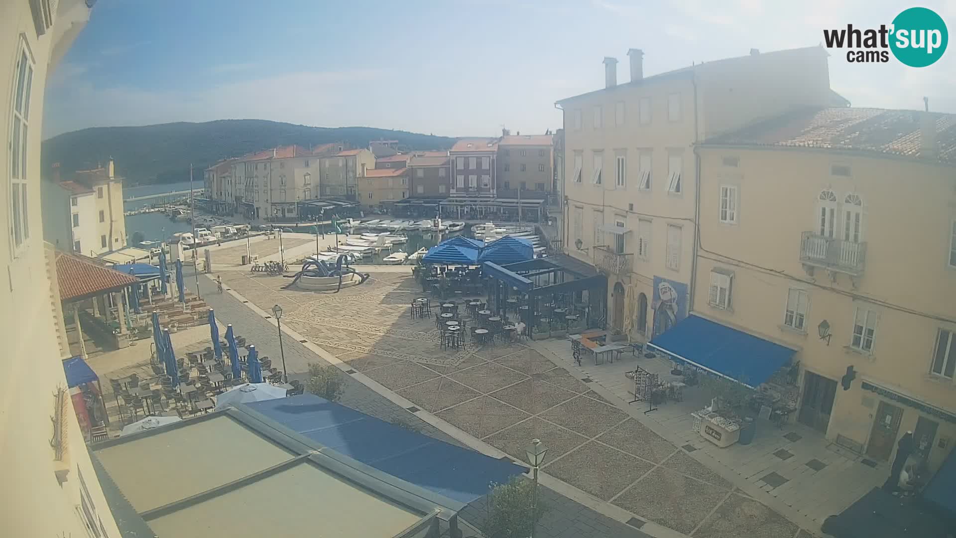 V ŽIVO spletna kamera Cres mesto – glavni trg in “mandrač” – otok Cres – Hrvaška