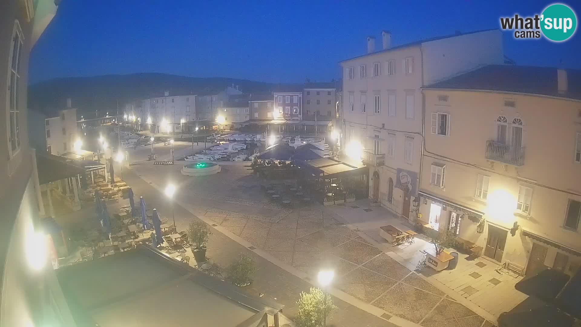 Kamera v ŽIVO Cres mesto – glavni trg in “mandrač” – otok Cres – Hrvaška