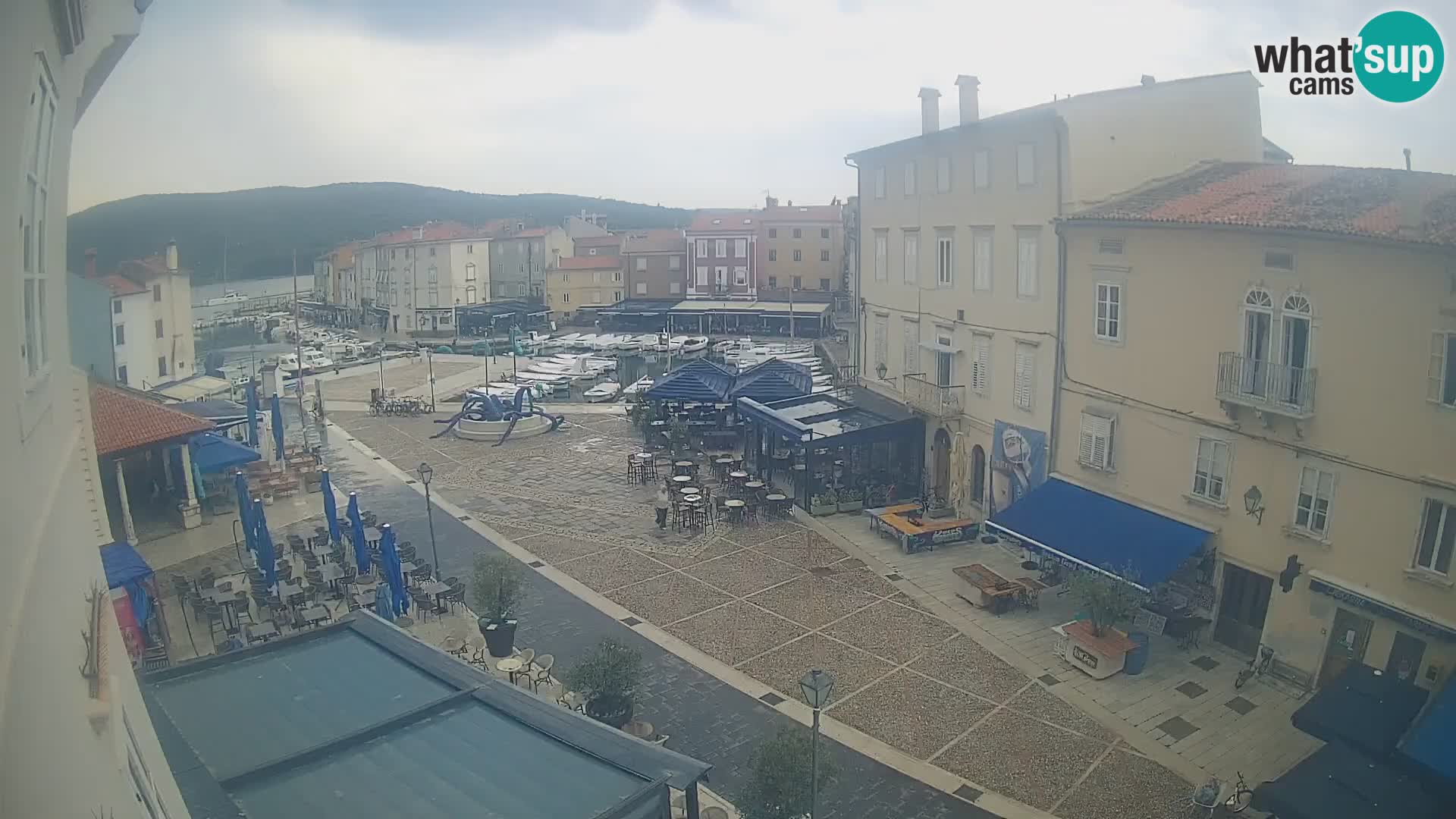 Web kamera Grad Cres – glavni trg i “mandrač” – otok Cres
