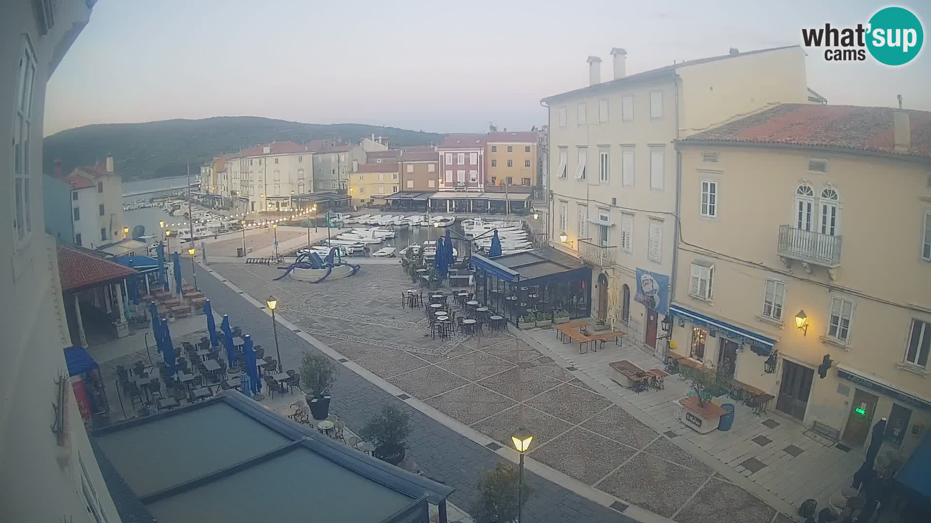 Kamera v ŽIVO Cres mesto – glavni trg in “mandrač” – otok Cres – Hrvaška