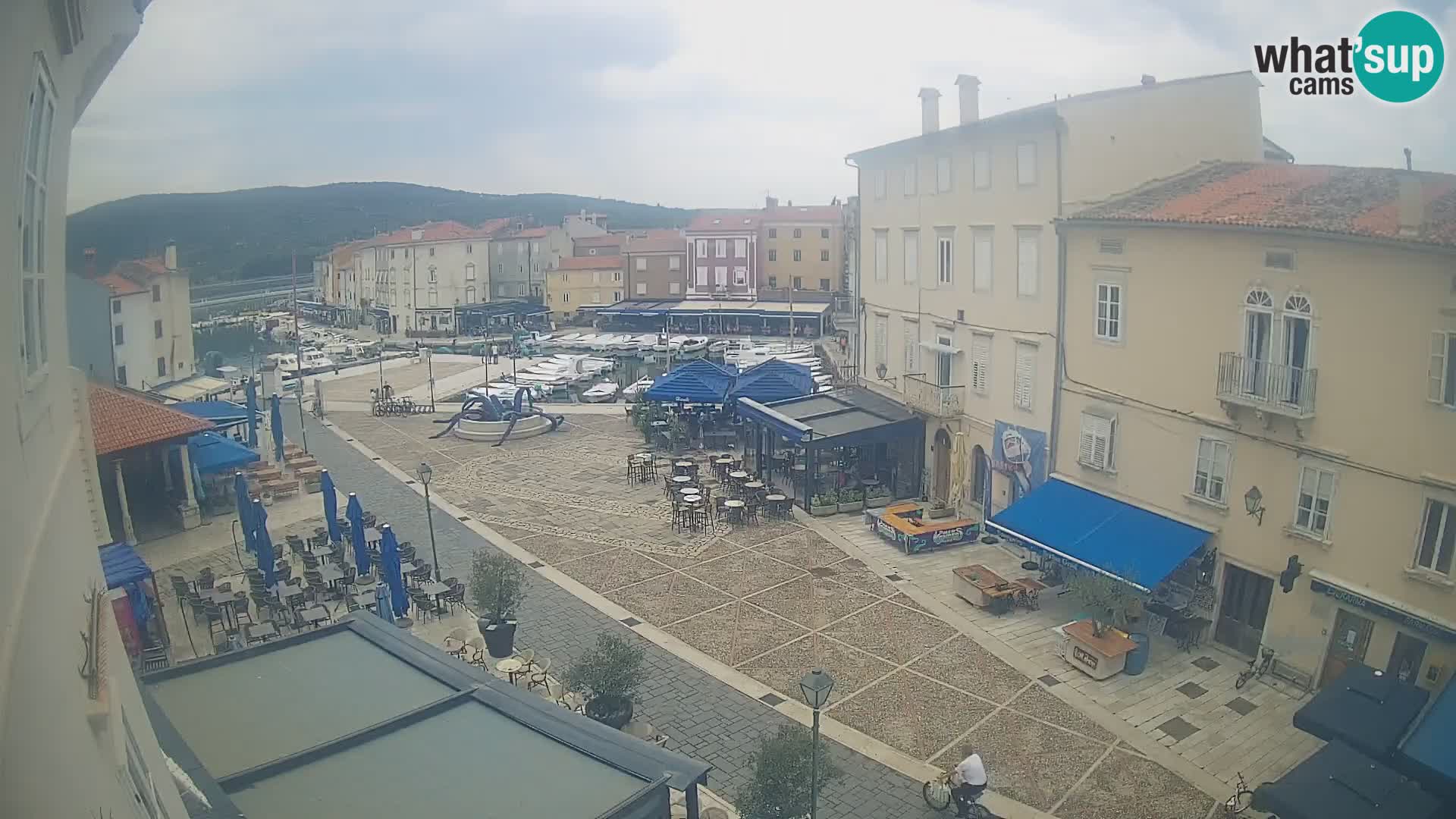 Kamera v ŽIVO Cres mesto – glavni trg in “mandrač” – otok Cres – Hrvaška