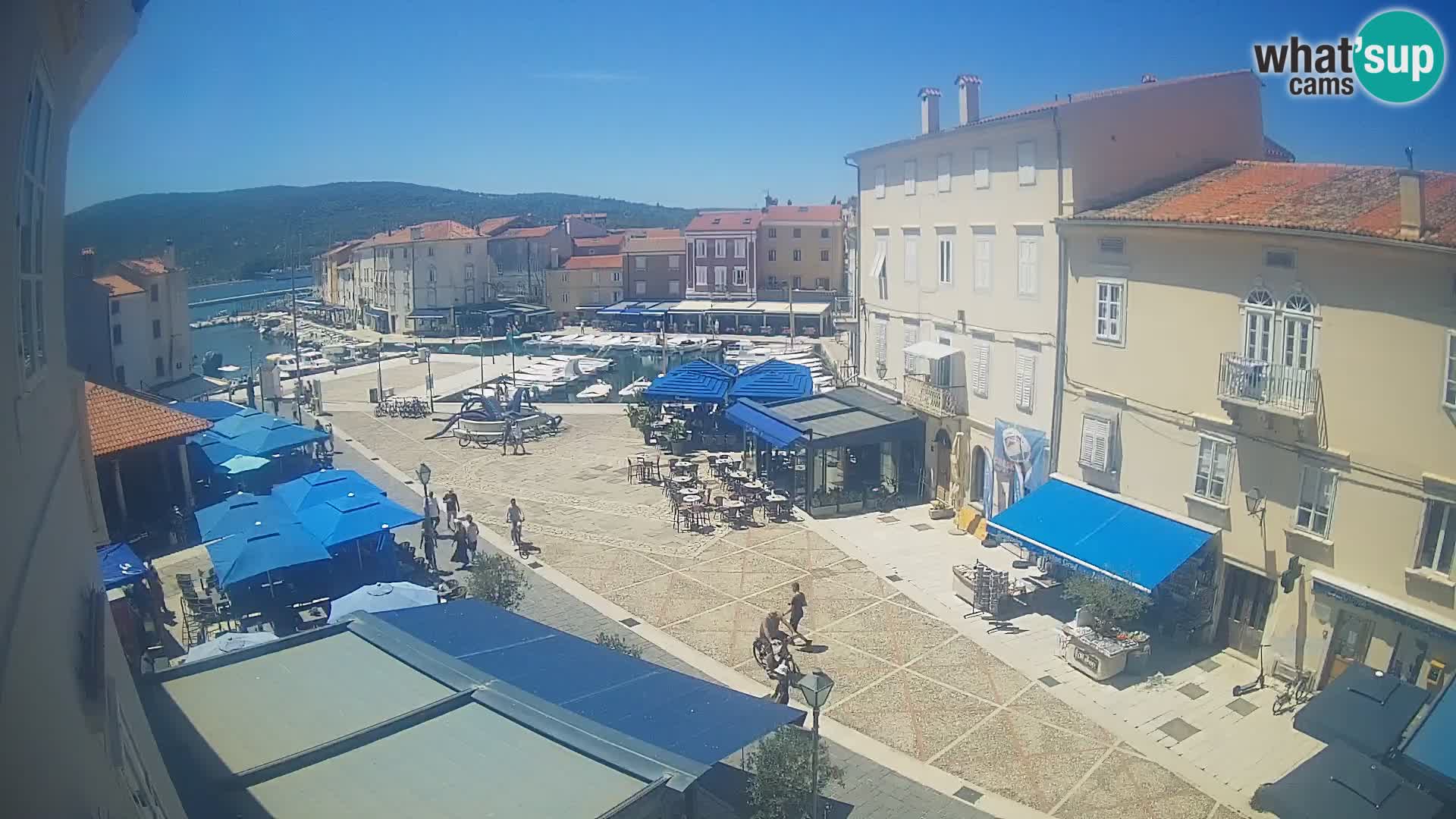 V ŽIVO spletna kamera Cres mesto – glavni trg in “mandrač” – otok Cres – Hrvaška