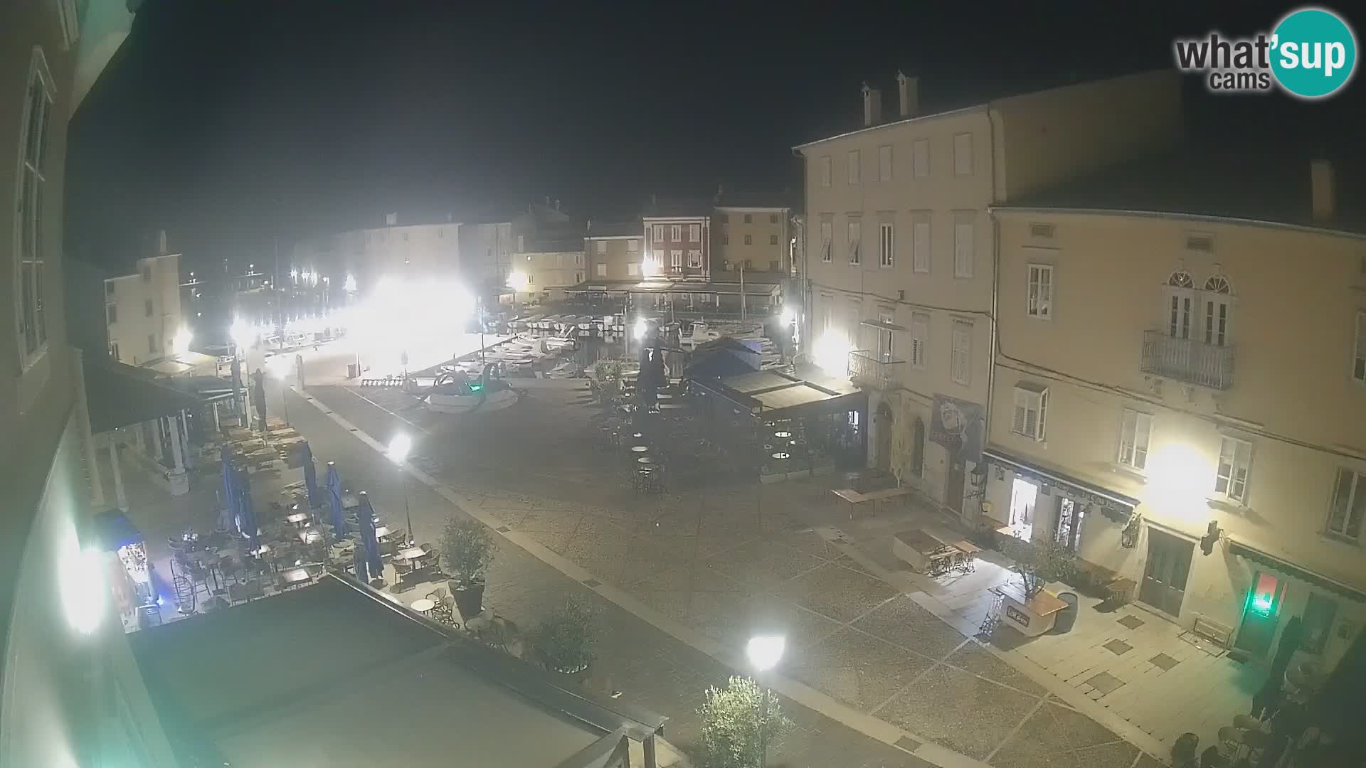 V ŽIVO spletna kamera Cres mesto – glavni trg in “mandrač” – otok Cres – Hrvaška