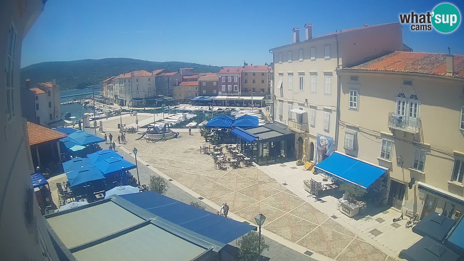 Web kamera Grad Cres – glavni trg i “mandrač” – otok Cres