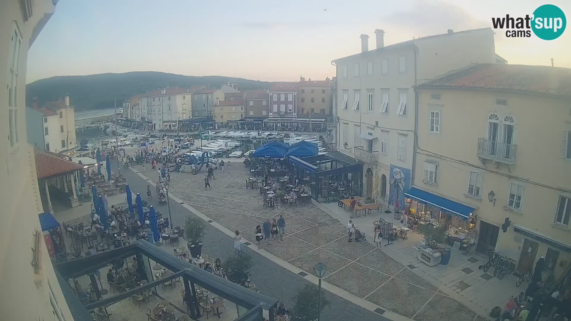 Cámara en vivo ciudad de Cres – plaza principal y “mandrač” – isla de Cres – Croacia