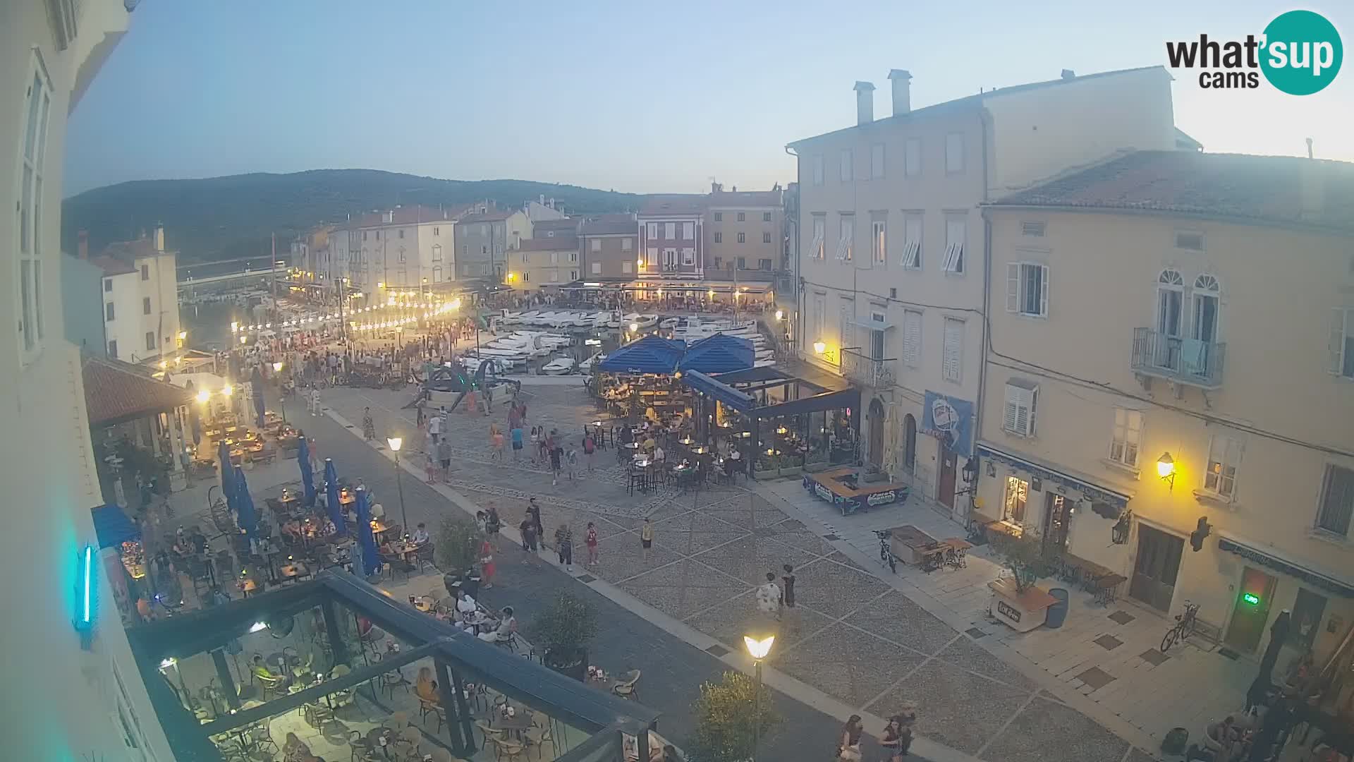Web kamera Grad Cres – glavni trg i “mandrač” – otok Cres