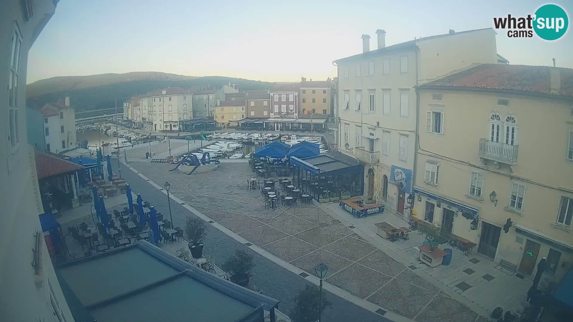 Kamera v ŽIVO Cres mesto – glavni trg in “mandrač” – otok Cres – Hrvaška