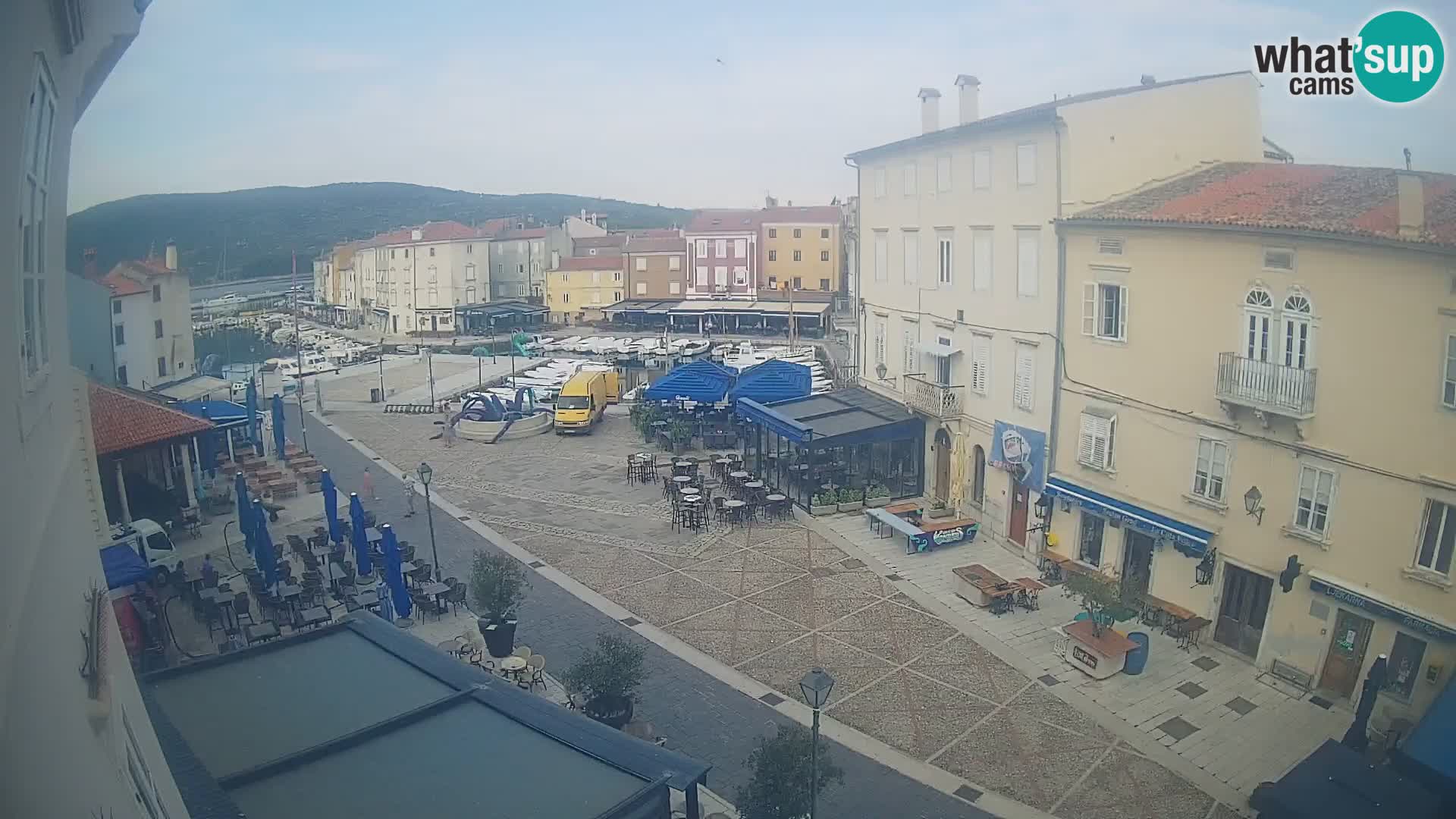 Web kamera Grad Cres – glavni trg i “mandrač” – otok Cres