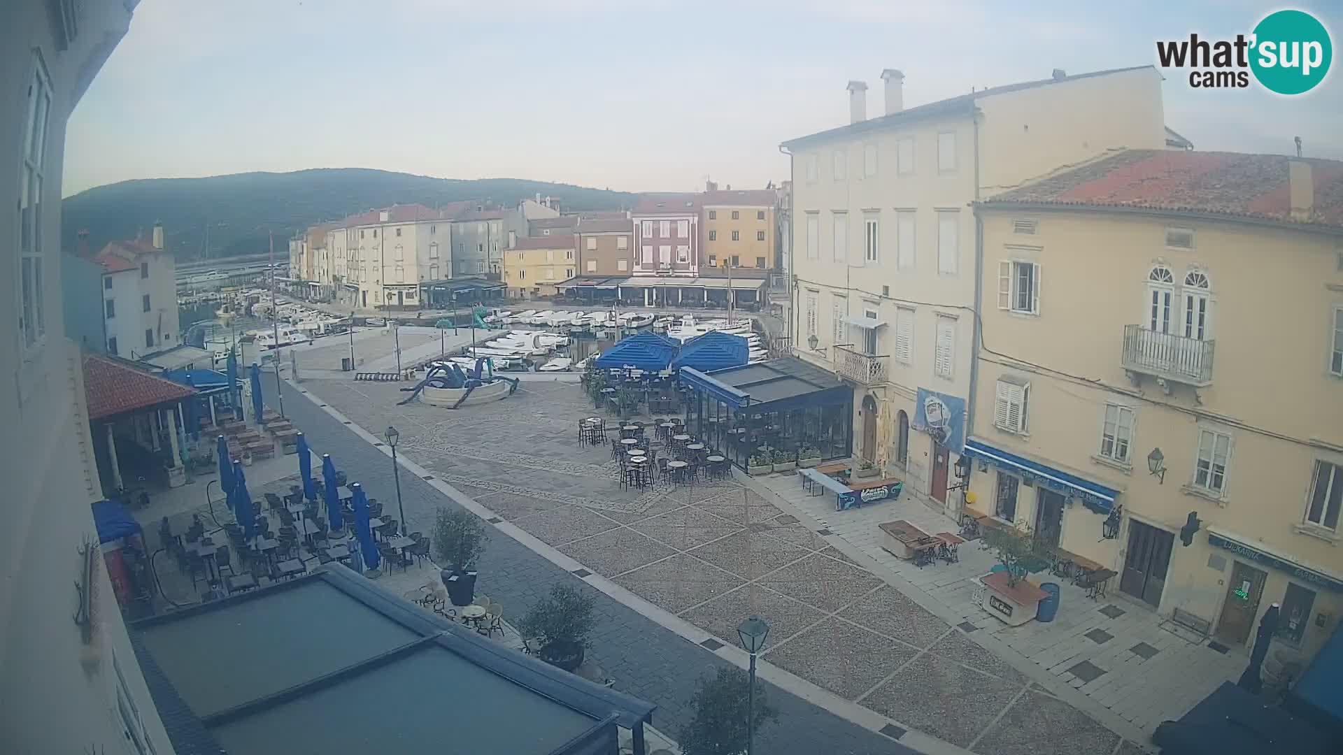 V ŽIVO spletna kamera Cres mesto – glavni trg in “mandrač” – otok Cres – Hrvaška