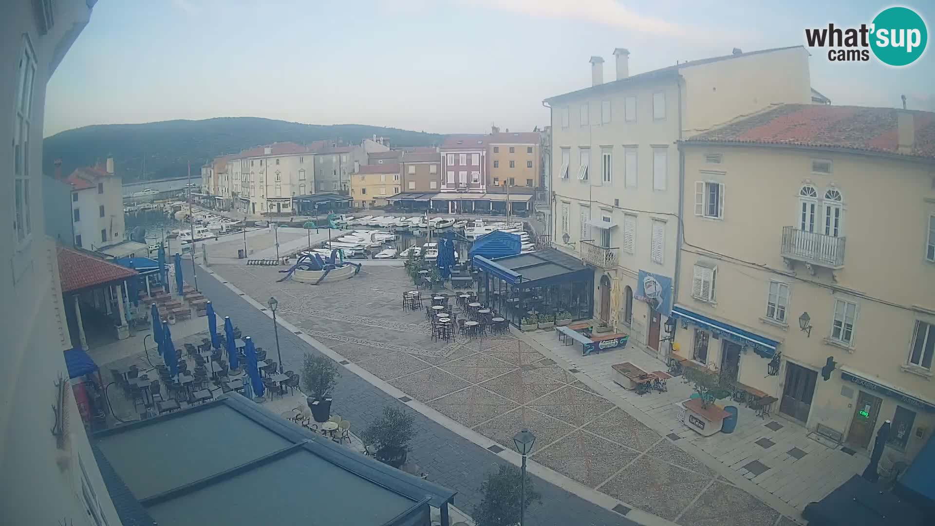 Web kamera Grad Cres – glavni trg i “mandrač” – otok Cres