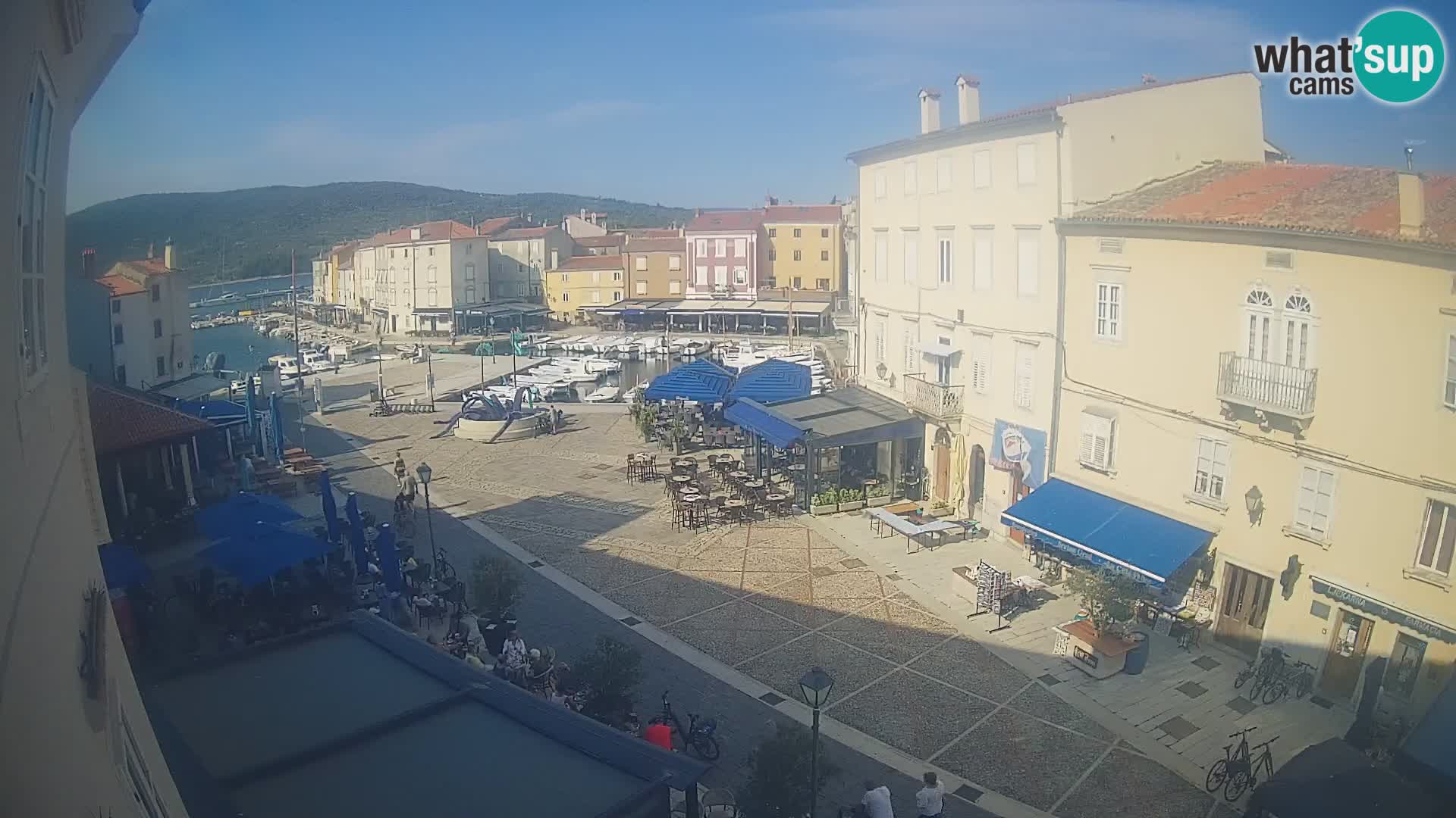 V ŽIVO spletna kamera Cres mesto – glavni trg in “mandrač” – otok Cres – Hrvaška