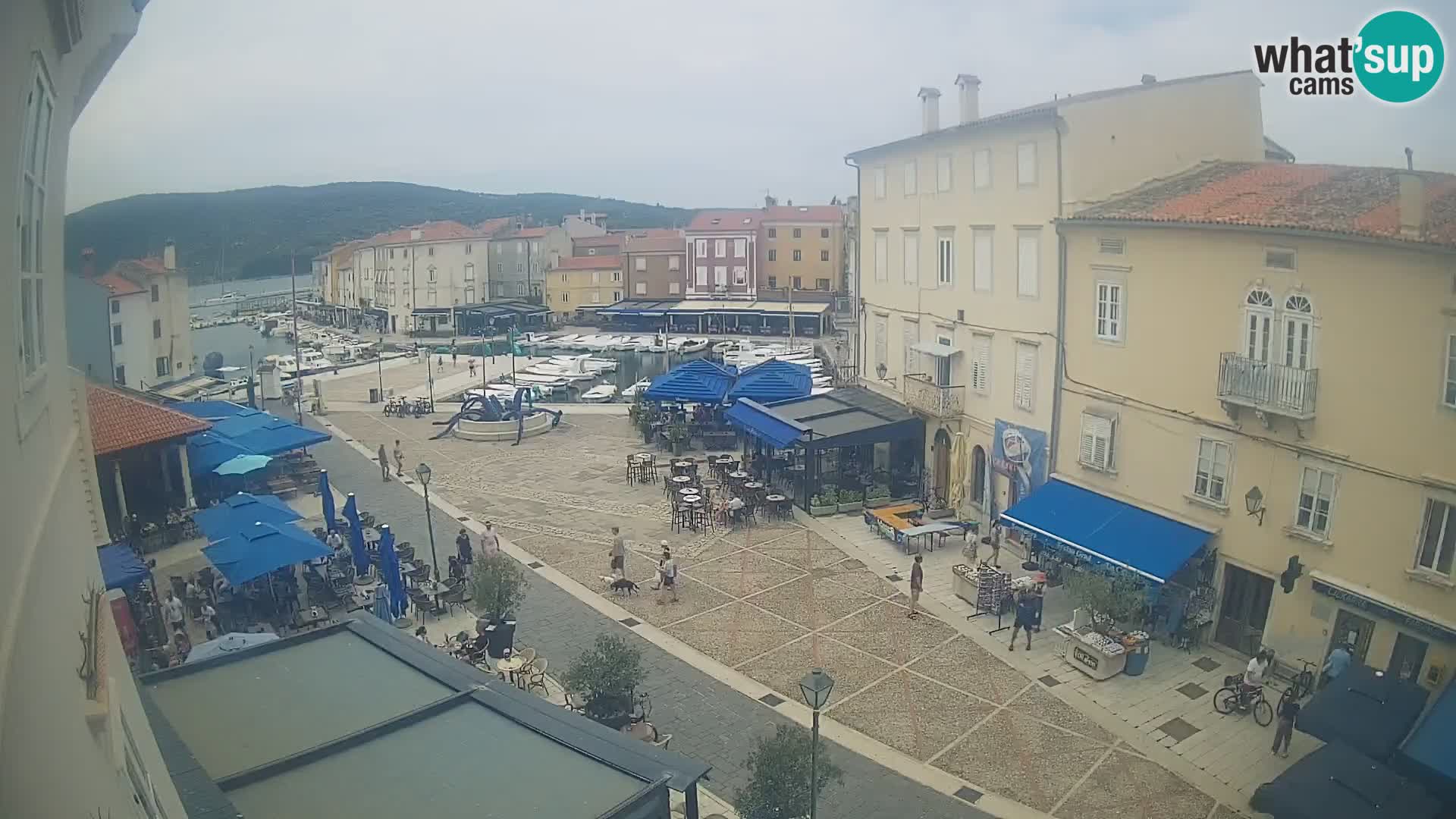Web kamera Grad Cres – glavni trg i “mandrač” – otok Cres