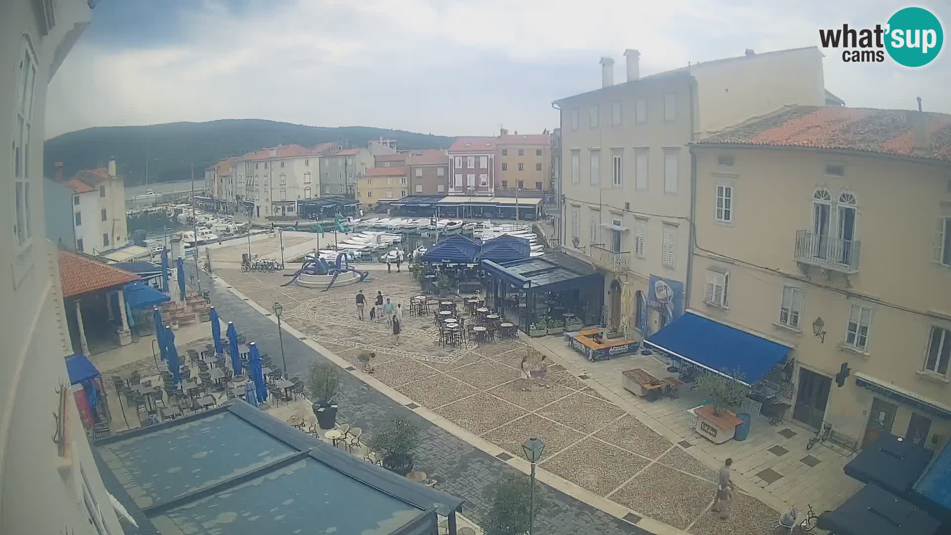 Kamera v ŽIVO Cres mesto – glavni trg in “mandrač” – otok Cres – Hrvaška