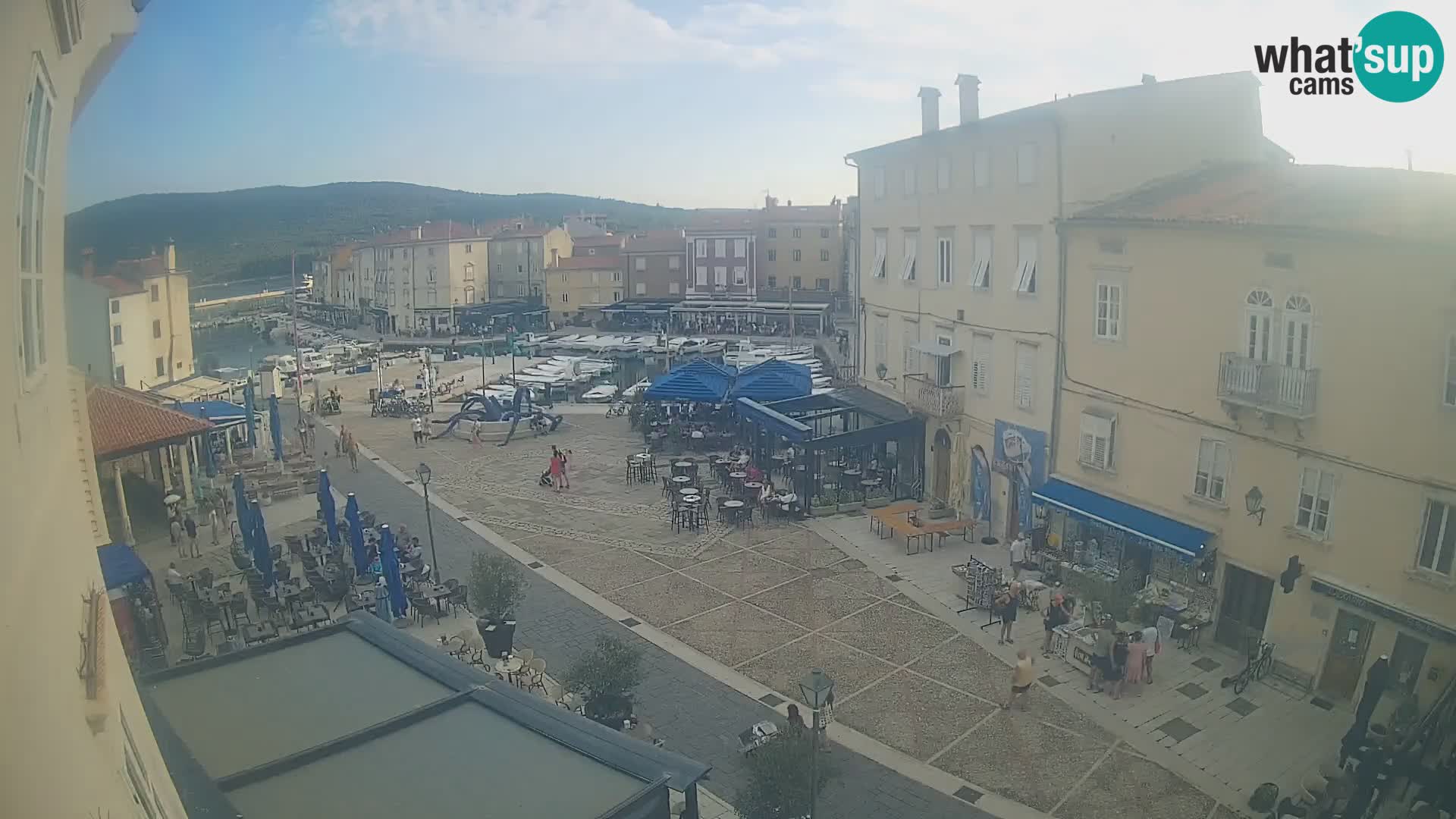 Web kamera Grad Cres – glavni trg i “mandrač” – otok Cres