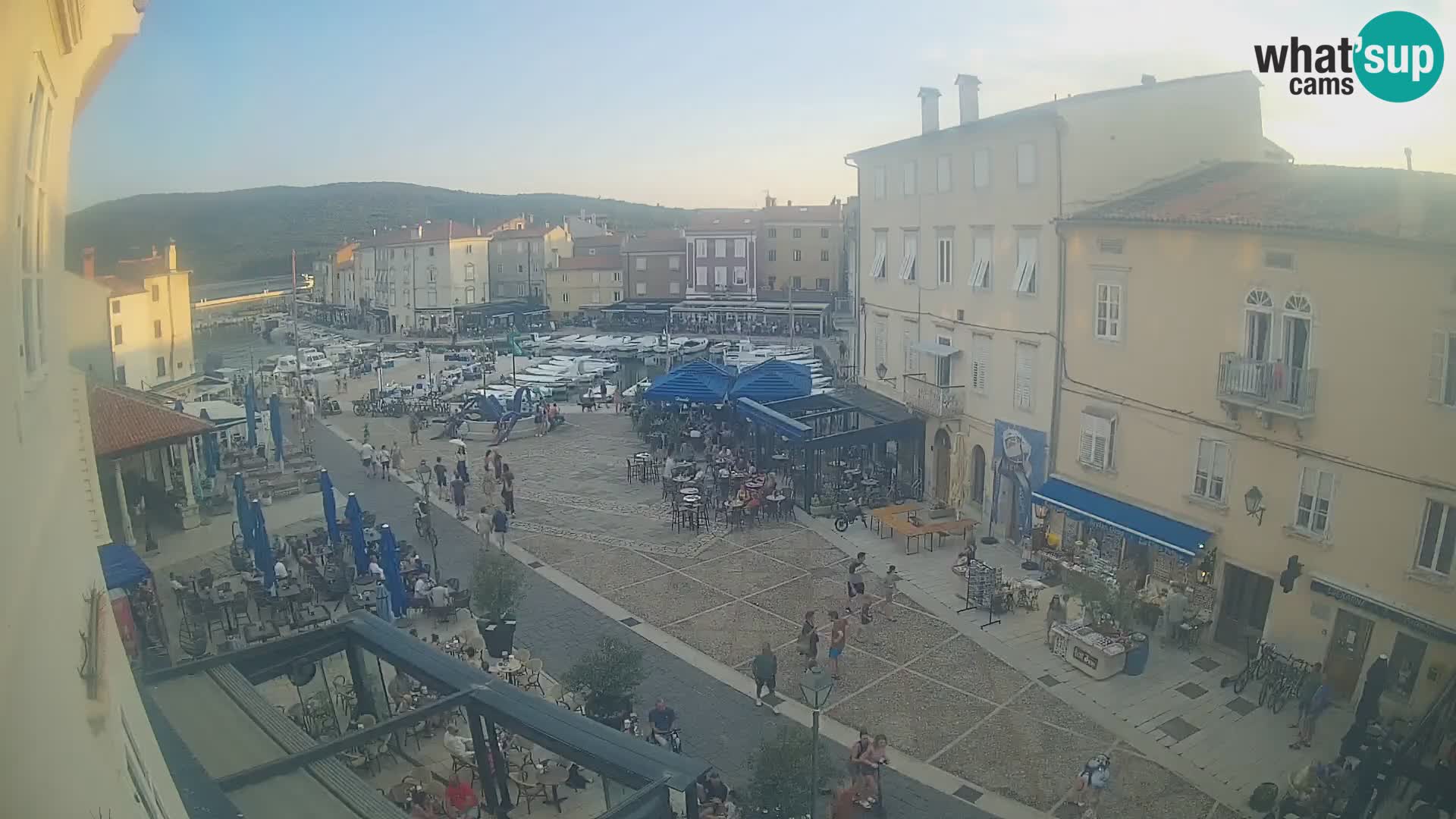 Cámara en vivo ciudad de Cres – plaza principal y “mandrač” – isla de Cres – Croacia