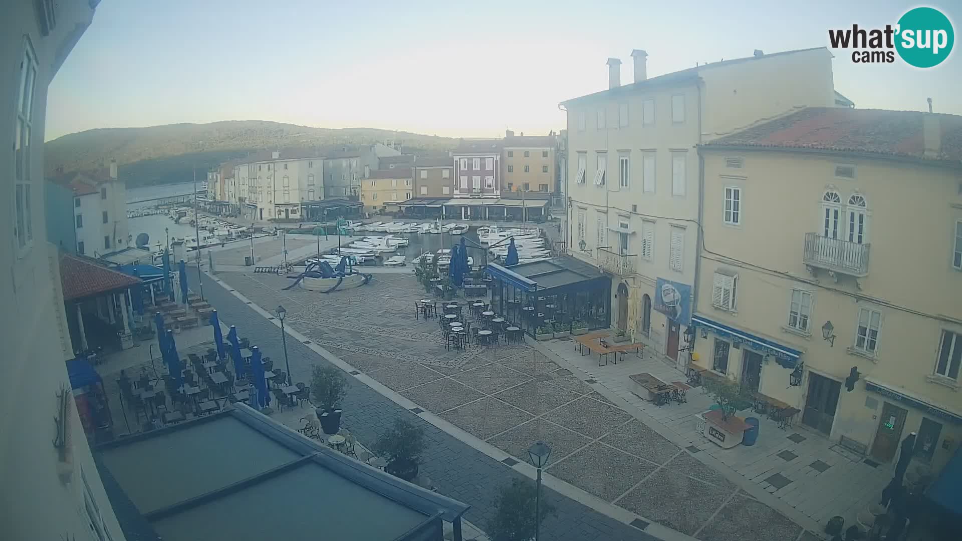 Kamera v ŽIVO Cres mesto – glavni trg in “mandrač” – otok Cres – Hrvaška