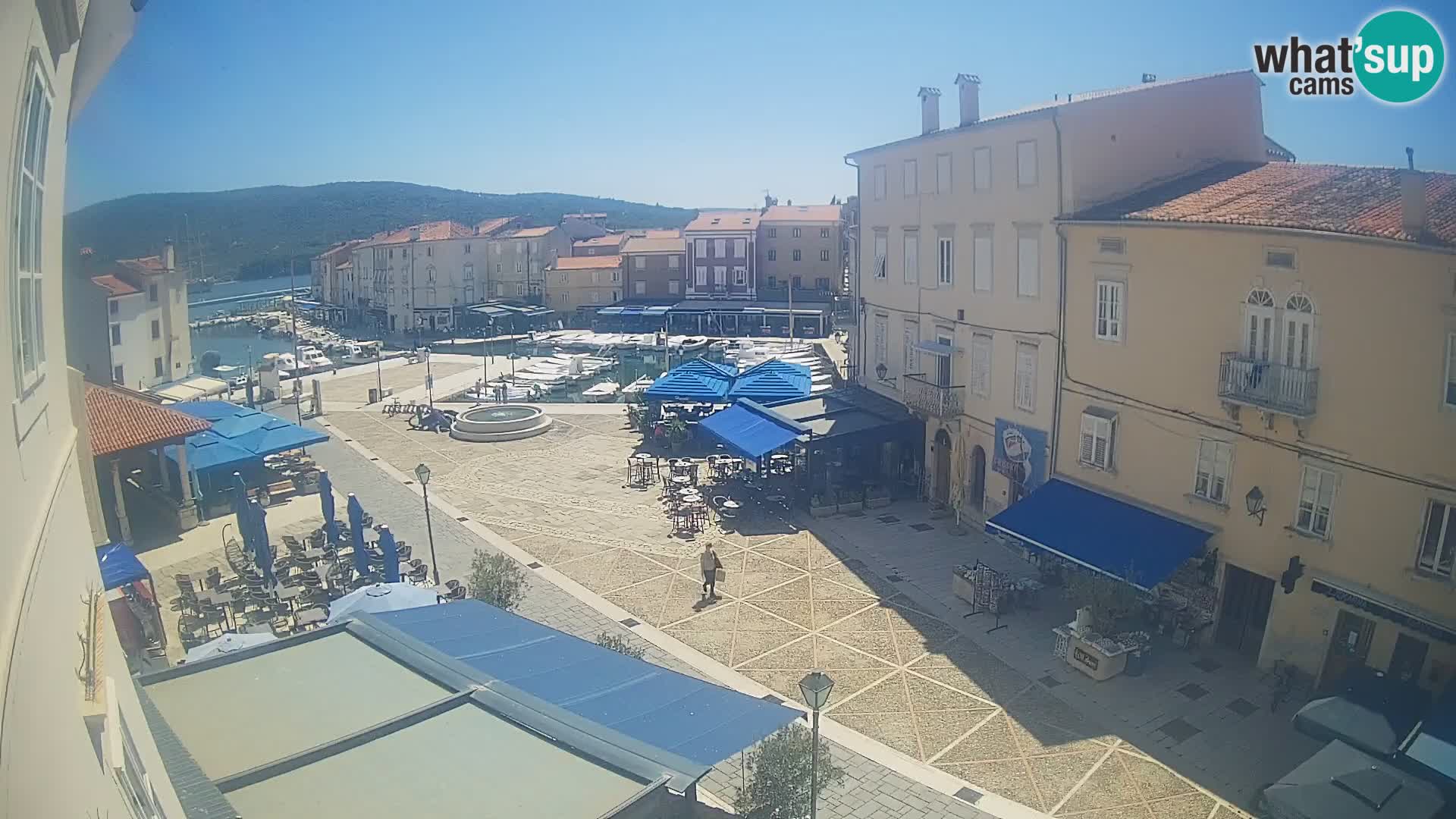 V ŽIVO spletna kamera Cres mesto – glavni trg in “mandrač” – otok Cres – Hrvaška