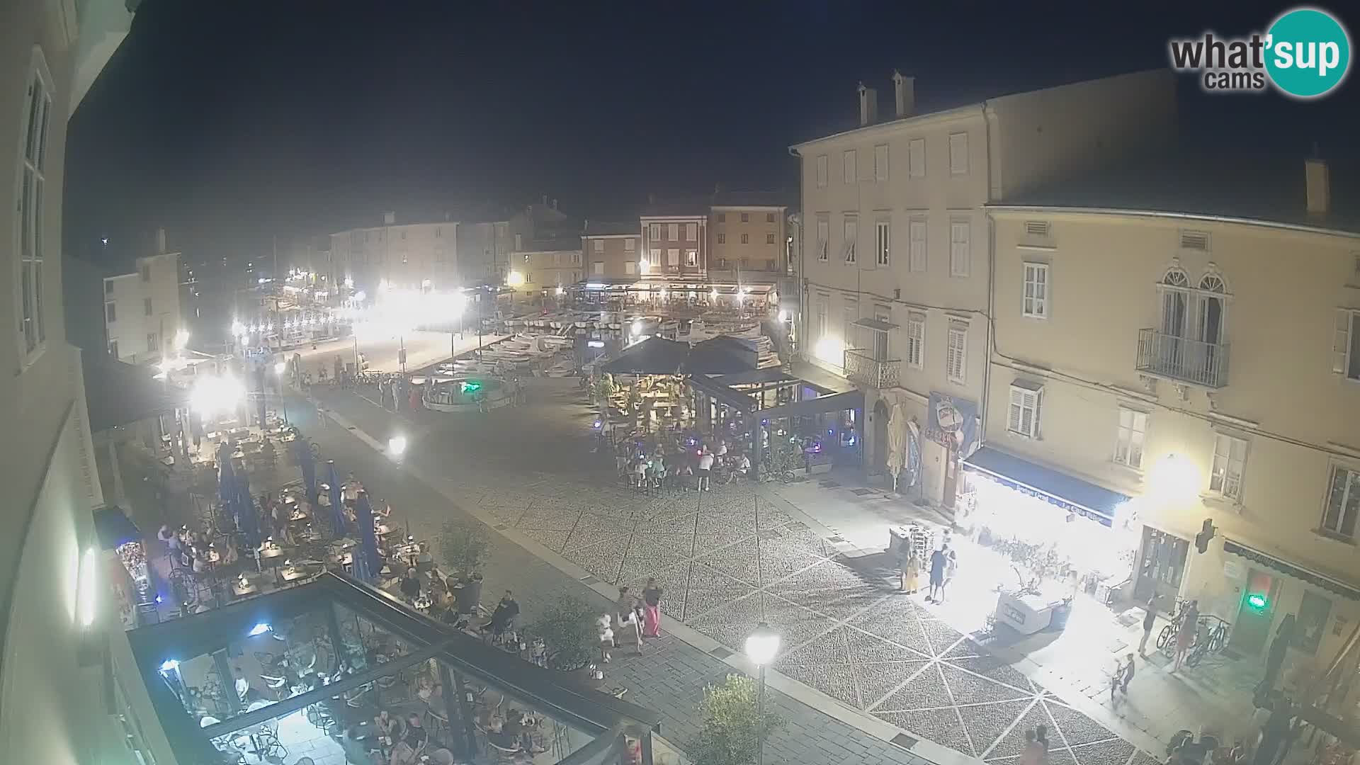 V ŽIVO spletna kamera Cres mesto – glavni trg in “mandrač” – otok Cres – Hrvaška