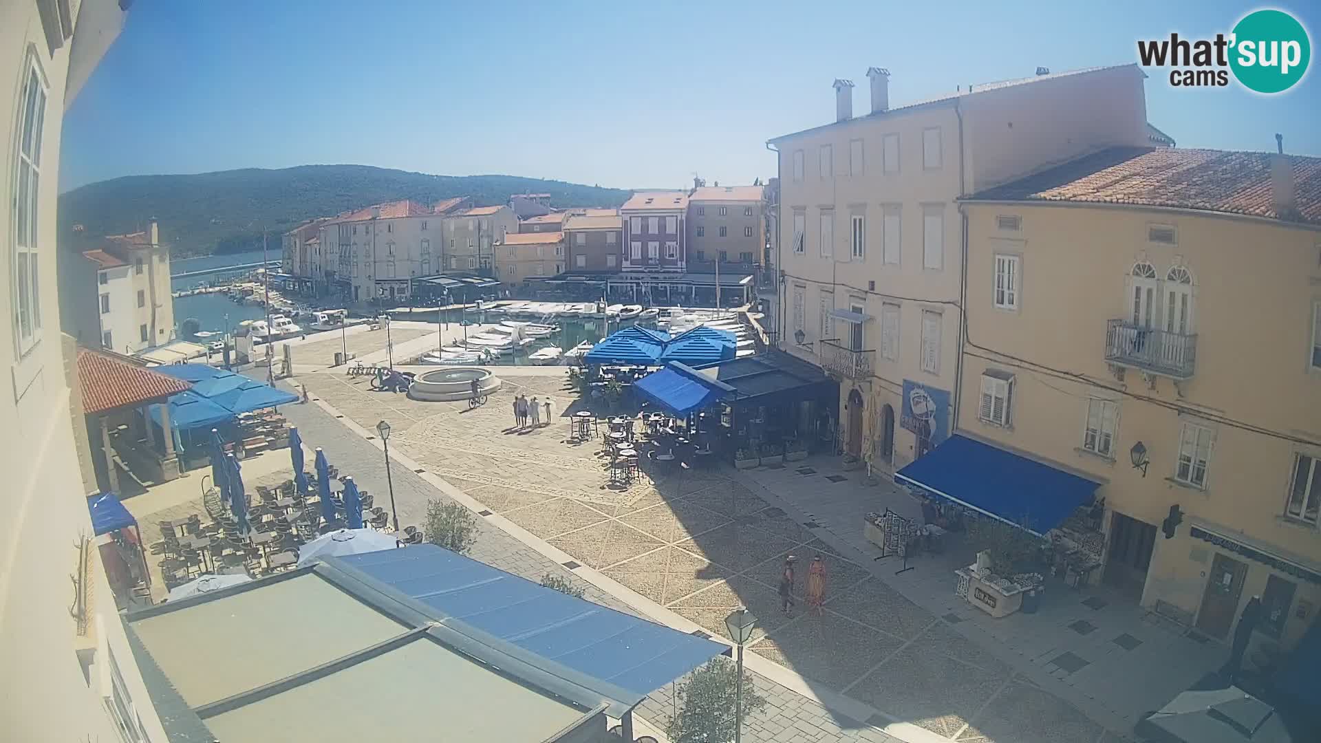 Web kamera Grad Cres – glavni trg i “mandrač” – otok Cres