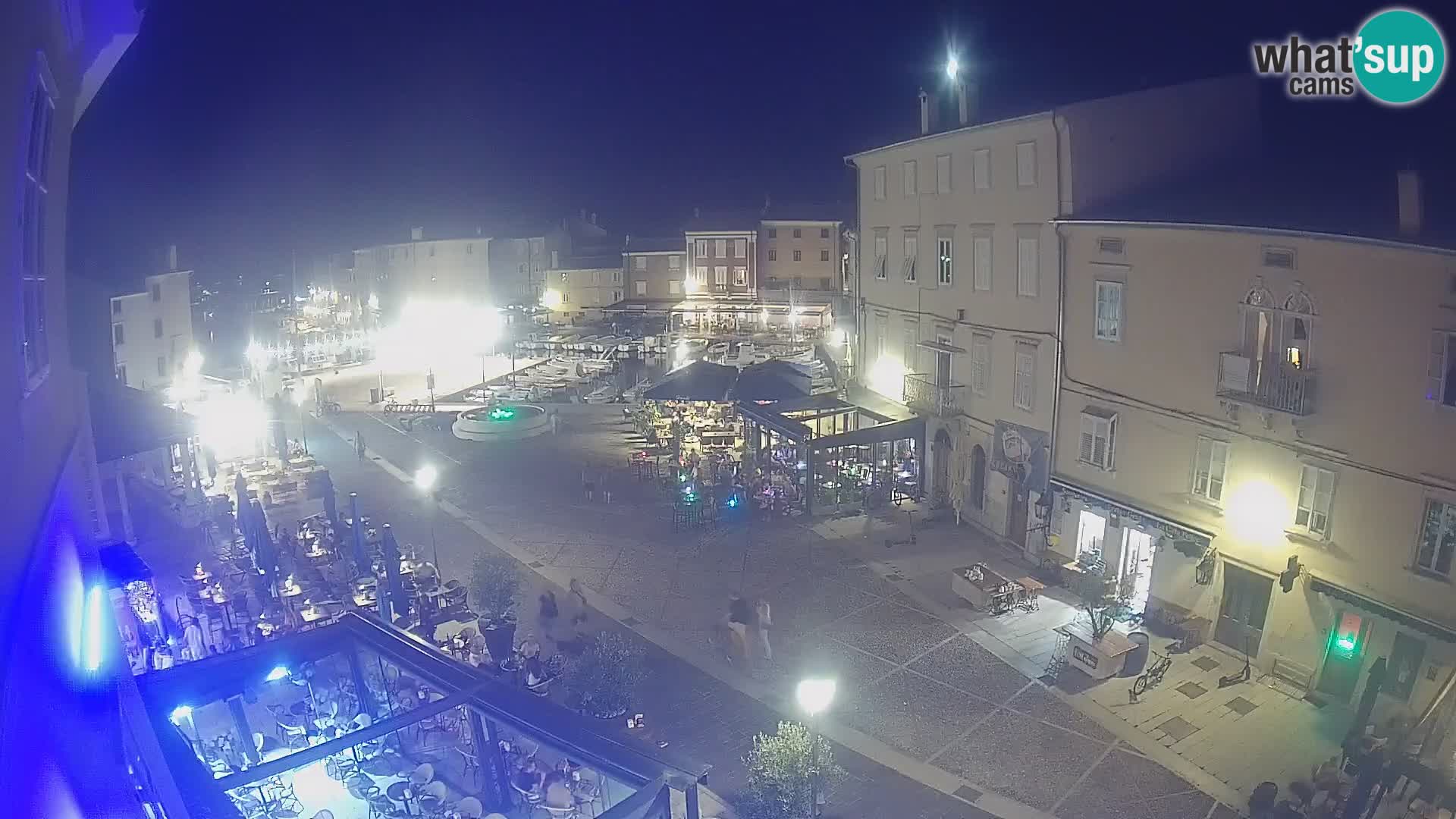 Web kamera Grad Cres – glavni trg i “mandrač” – otok Cres