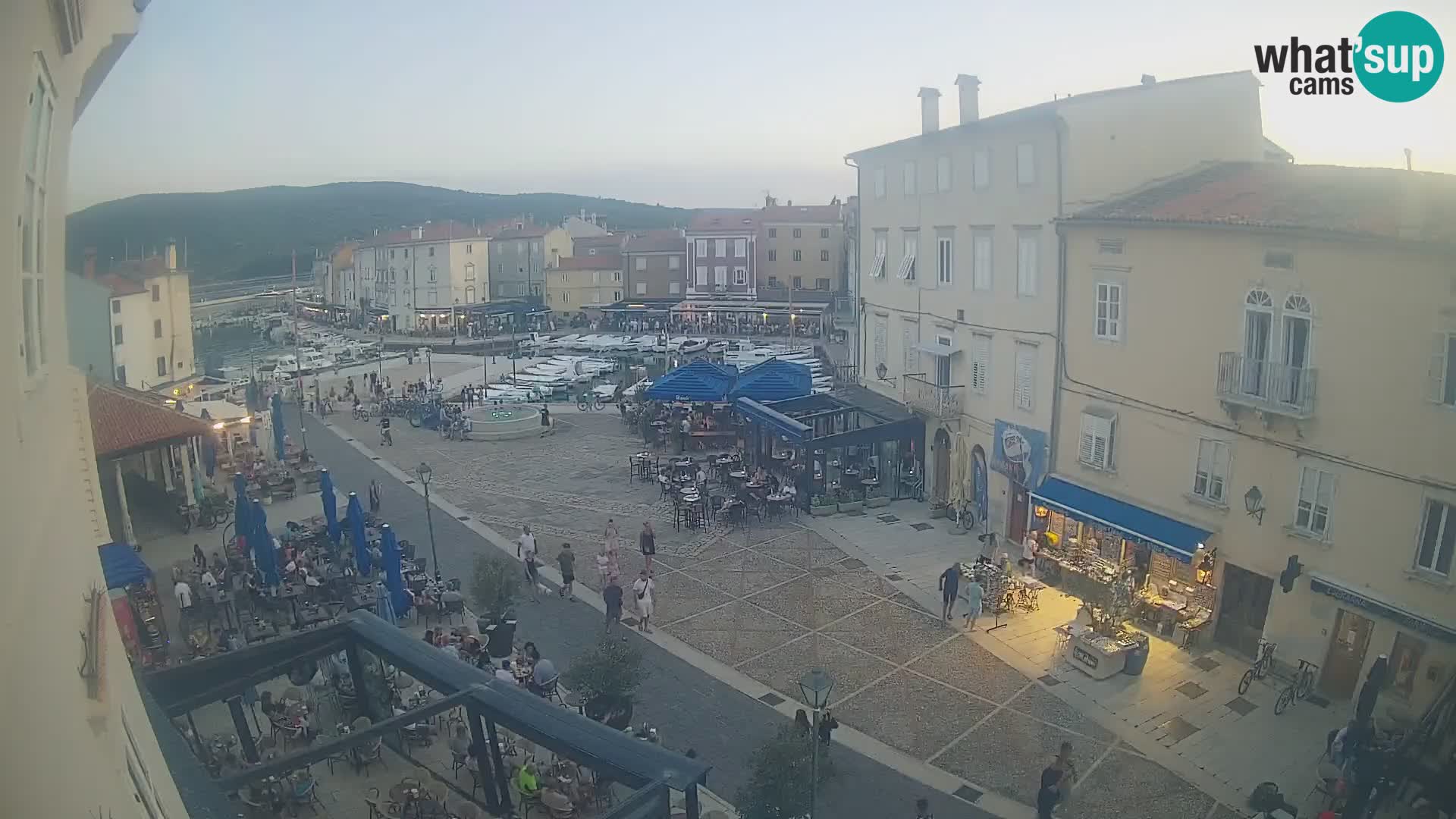 LIVE cam Cres Stadt – Hauptplatz und “mandrač” – Cres Insel – Kroatien