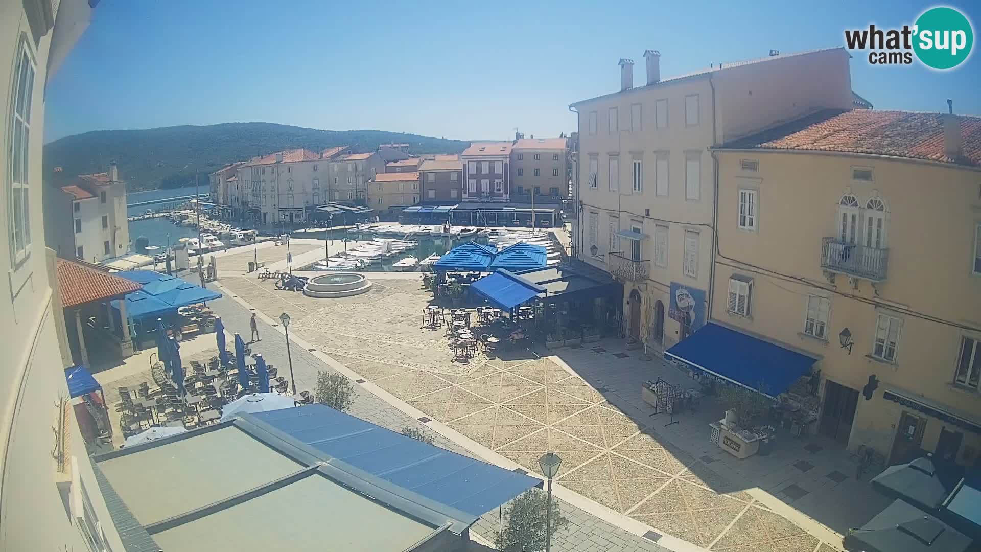 Cámara en vivo ciudad de Cres – plaza principal y “mandrač” – isla de Cres – Croacia