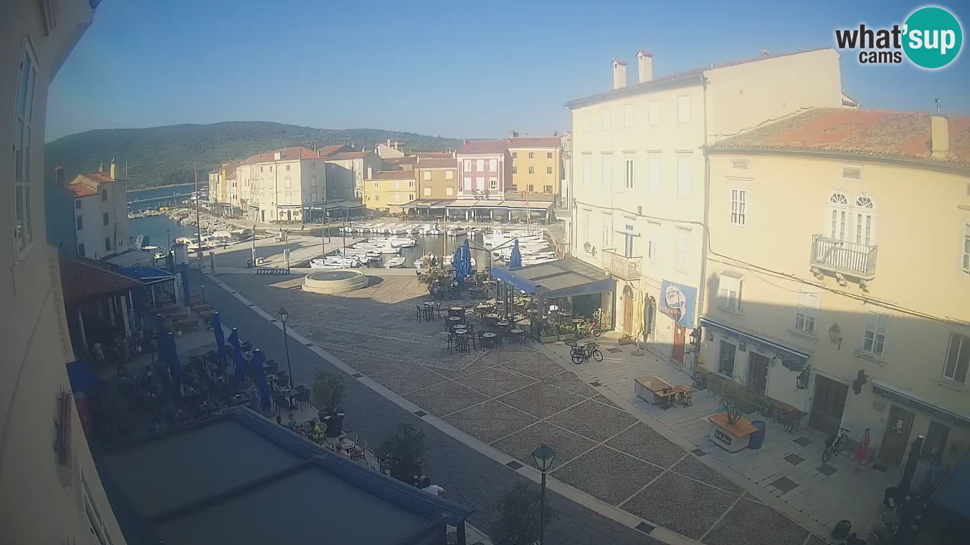 V ŽIVO spletna kamera Cres mesto – glavni trg in “mandrač” – otok Cres – Hrvaška