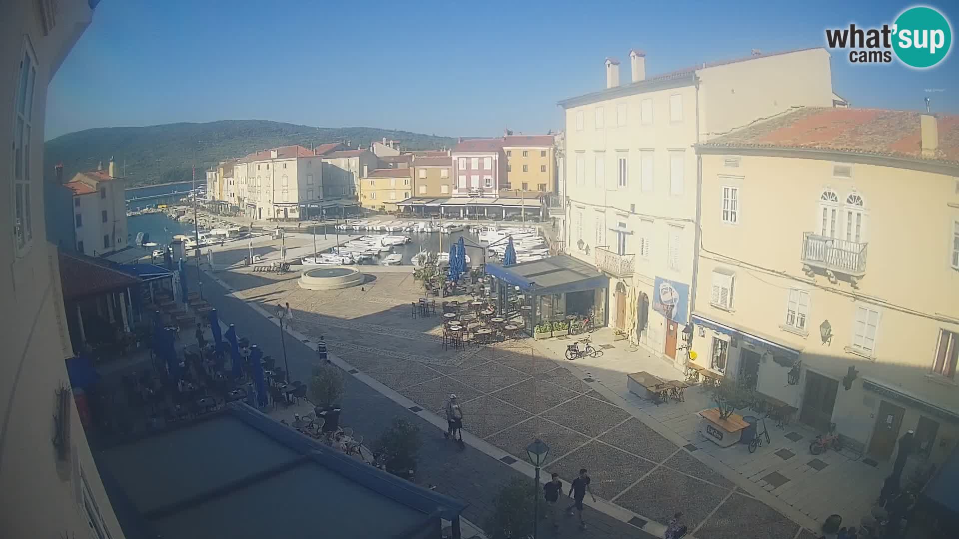 V ŽIVO spletna kamera Cres mesto – glavni trg in “mandrač” – otok Cres – Hrvaška