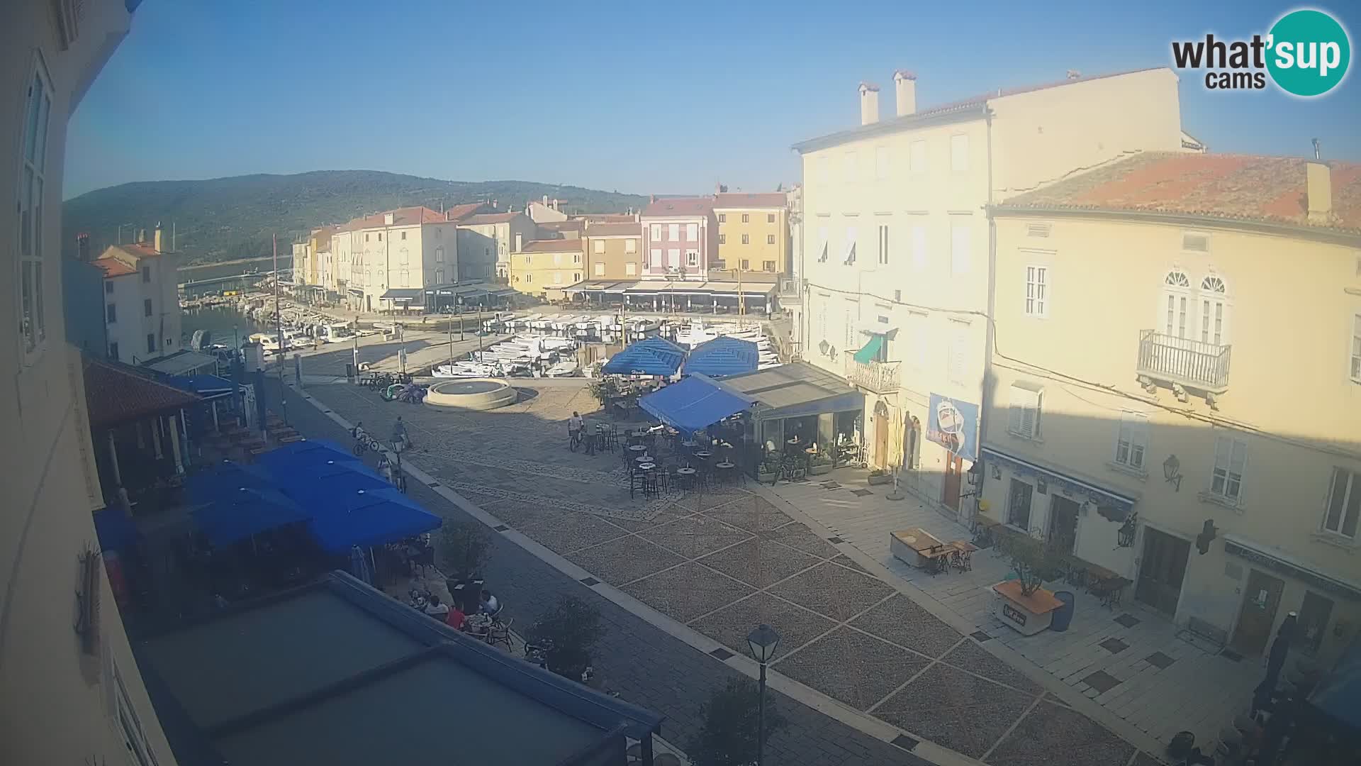 Web kamera Grad Cres – glavni trg i “mandrač” – otok Cres