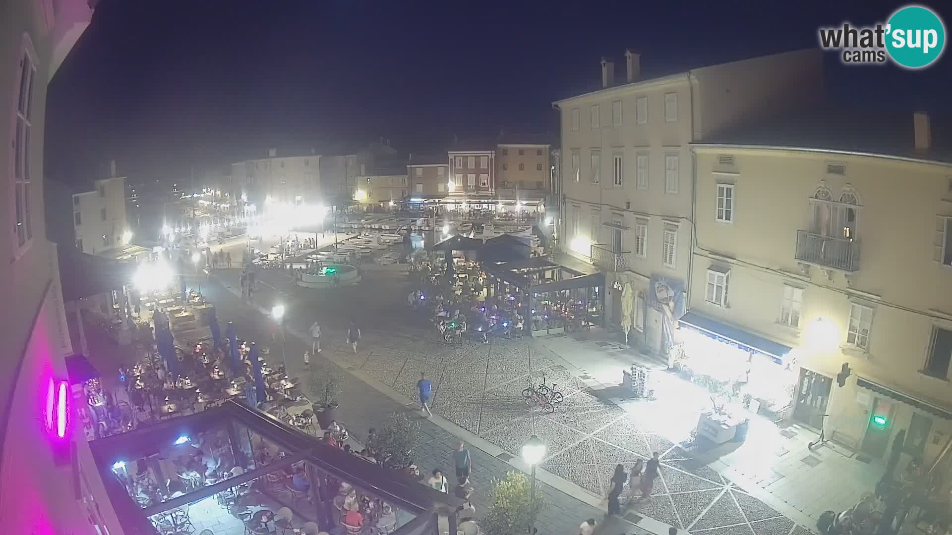 Web kamera Grad Cres – glavni trg i “mandrač” – otok Cres