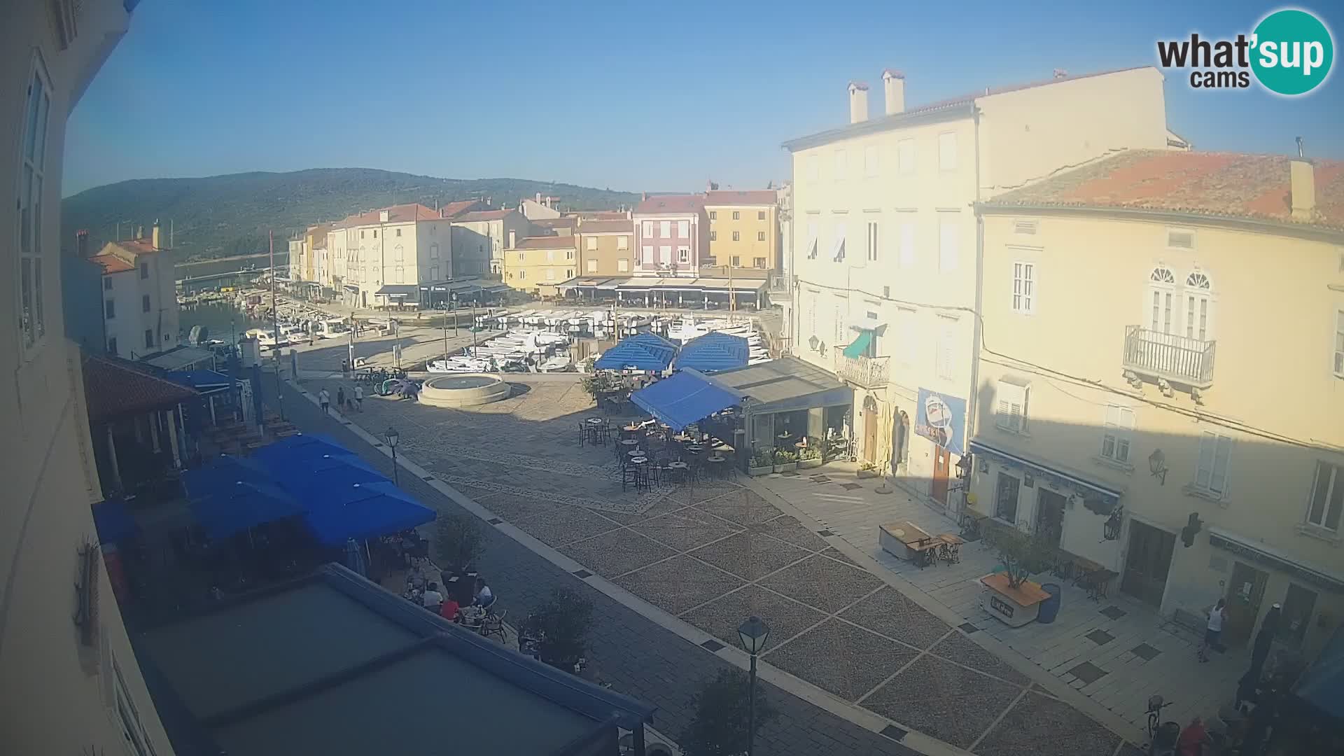 Kamera v ŽIVO Cres mesto – glavni trg in “mandrač” – otok Cres – Hrvaška