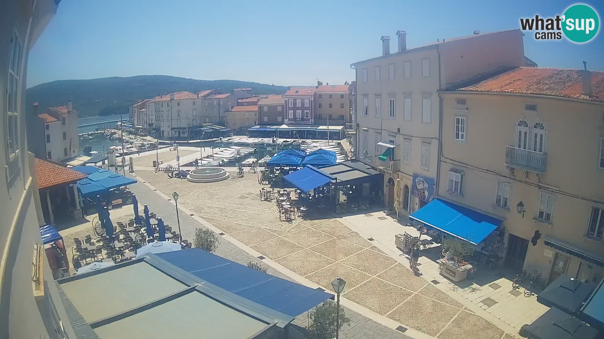 V ŽIVO spletna kamera Cres mesto – glavni trg in “mandrač” – otok Cres – Hrvaška