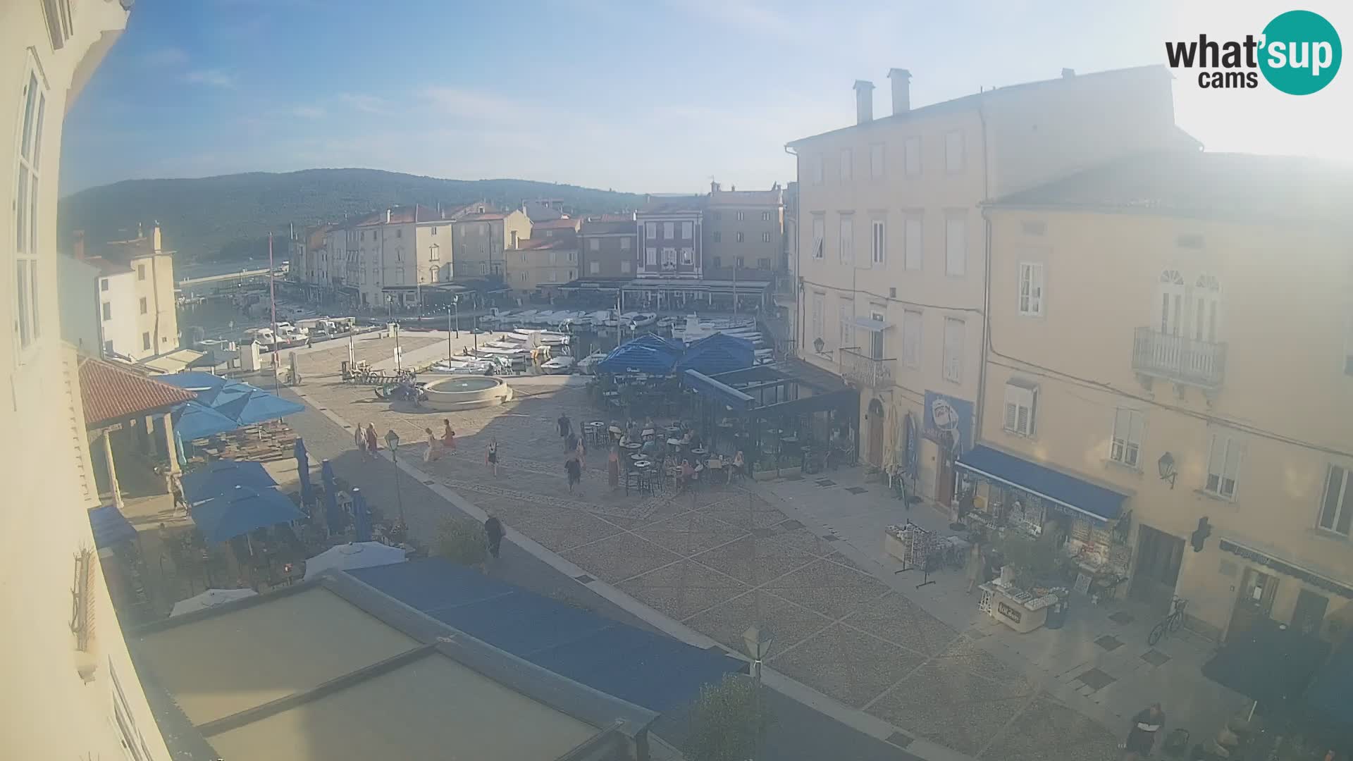 Kamera v ŽIVO Cres mesto – glavni trg in “mandrač” – otok Cres – Hrvaška