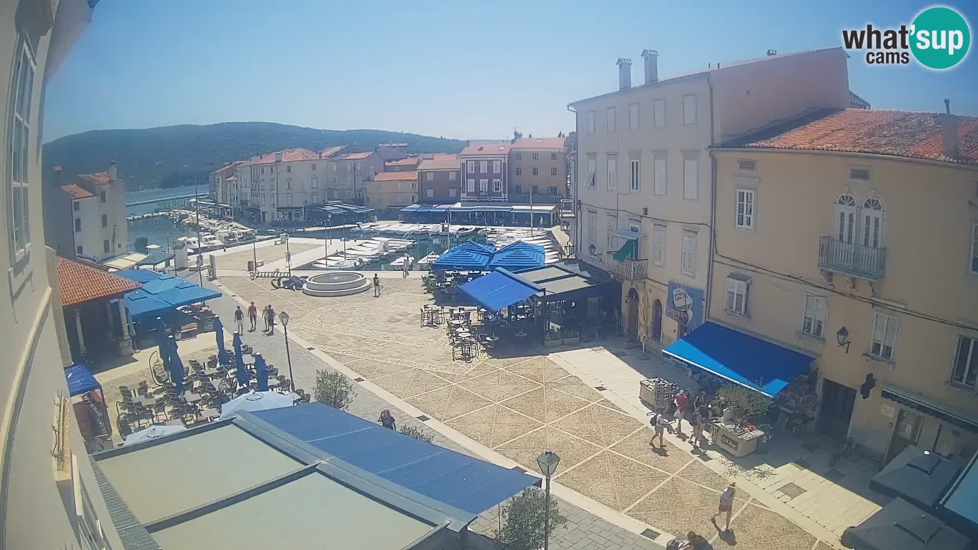 V ŽIVO spletna kamera Cres mesto – glavni trg in “mandrač” – otok Cres – Hrvaška
