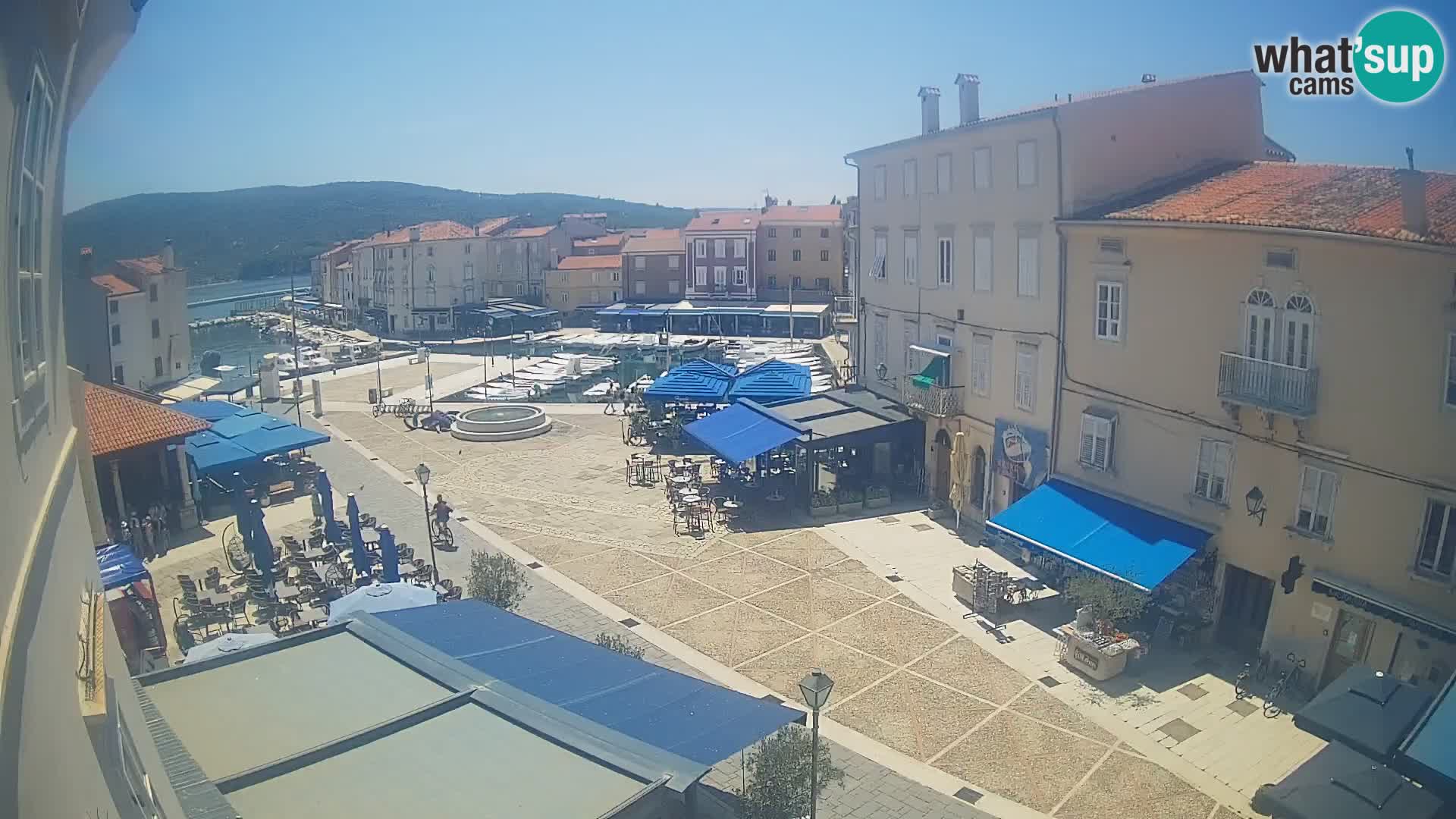 Web kamera Grad Cres – glavni trg i “mandrač” – otok Cres
